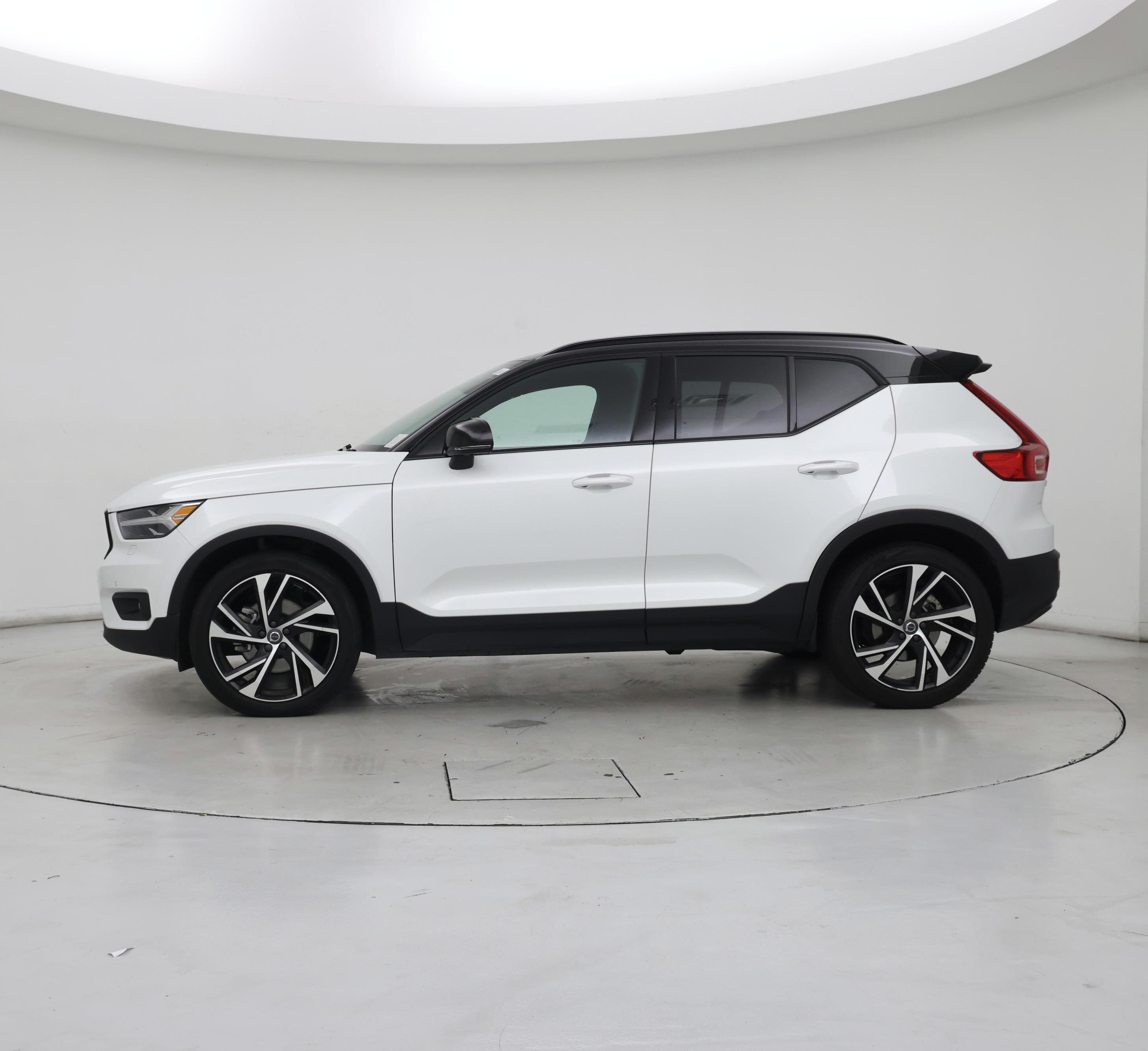 Thumbnail: 2022 Volvo XC40 - 3