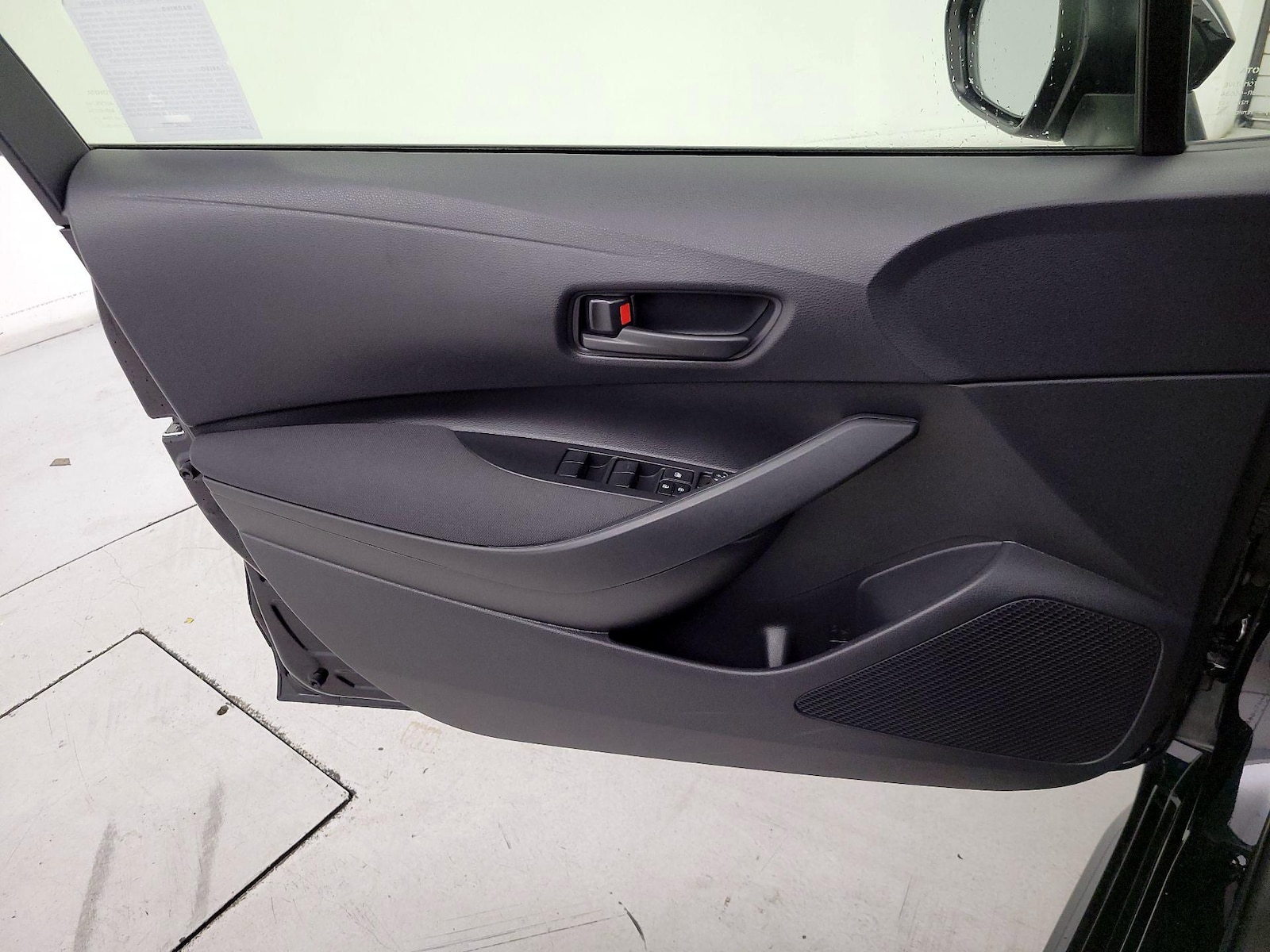 2025 Toyota Corolla LE - Photo 13