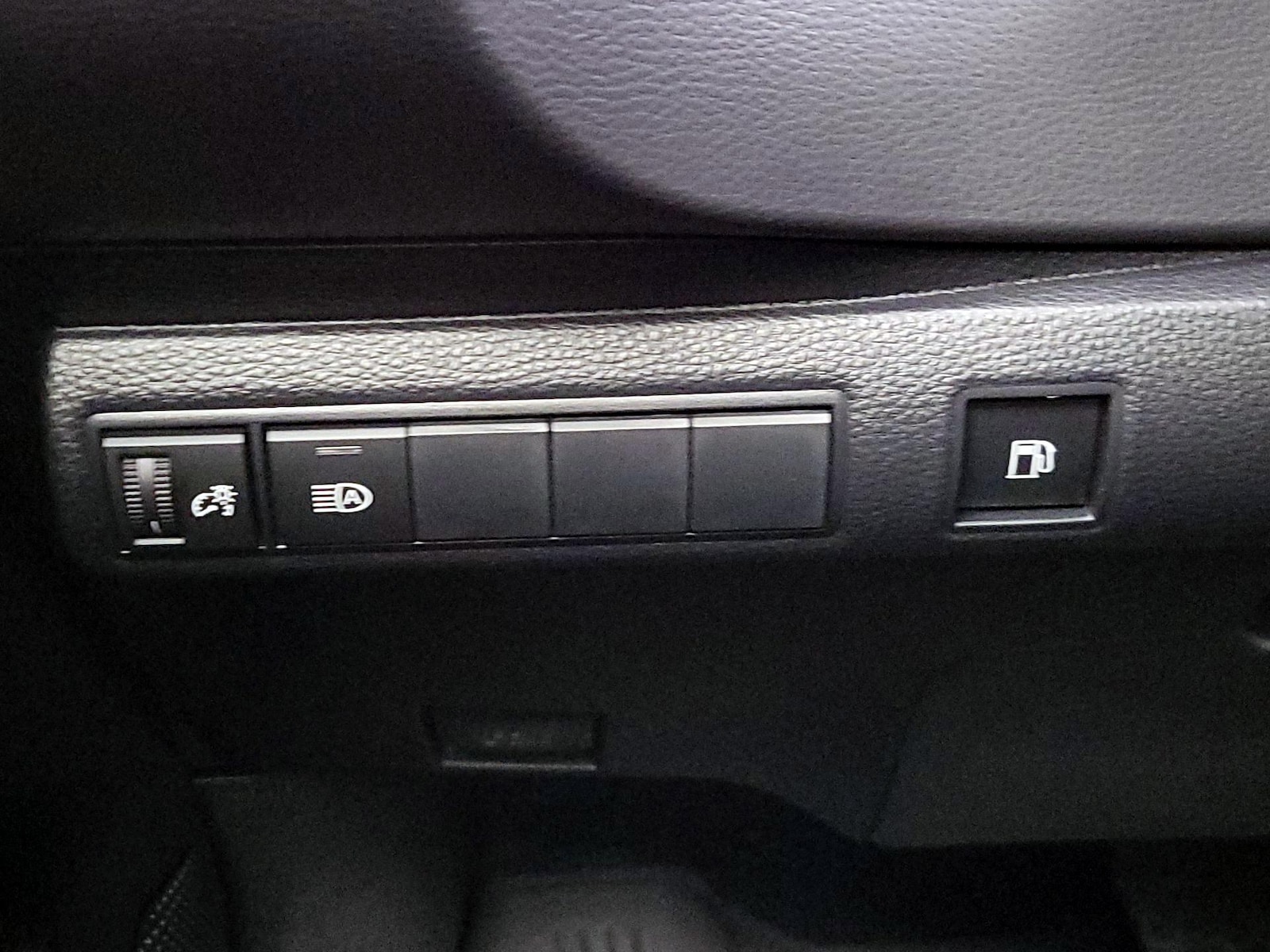 2025 Toyota Corolla LE - Photo 14