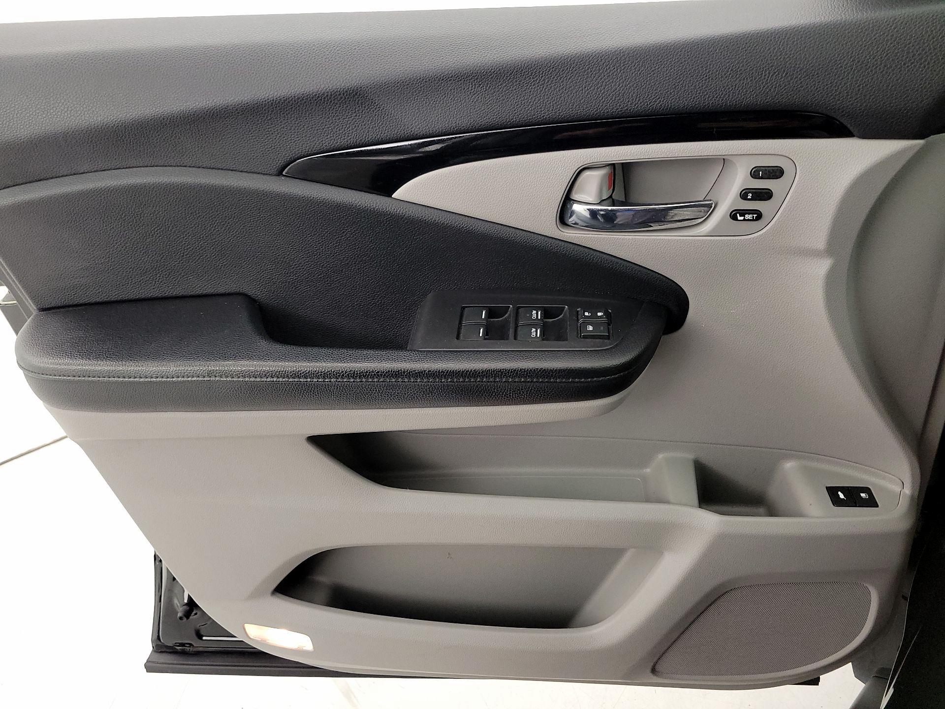 Thumbnail: 2017 Honda Pilot - 12