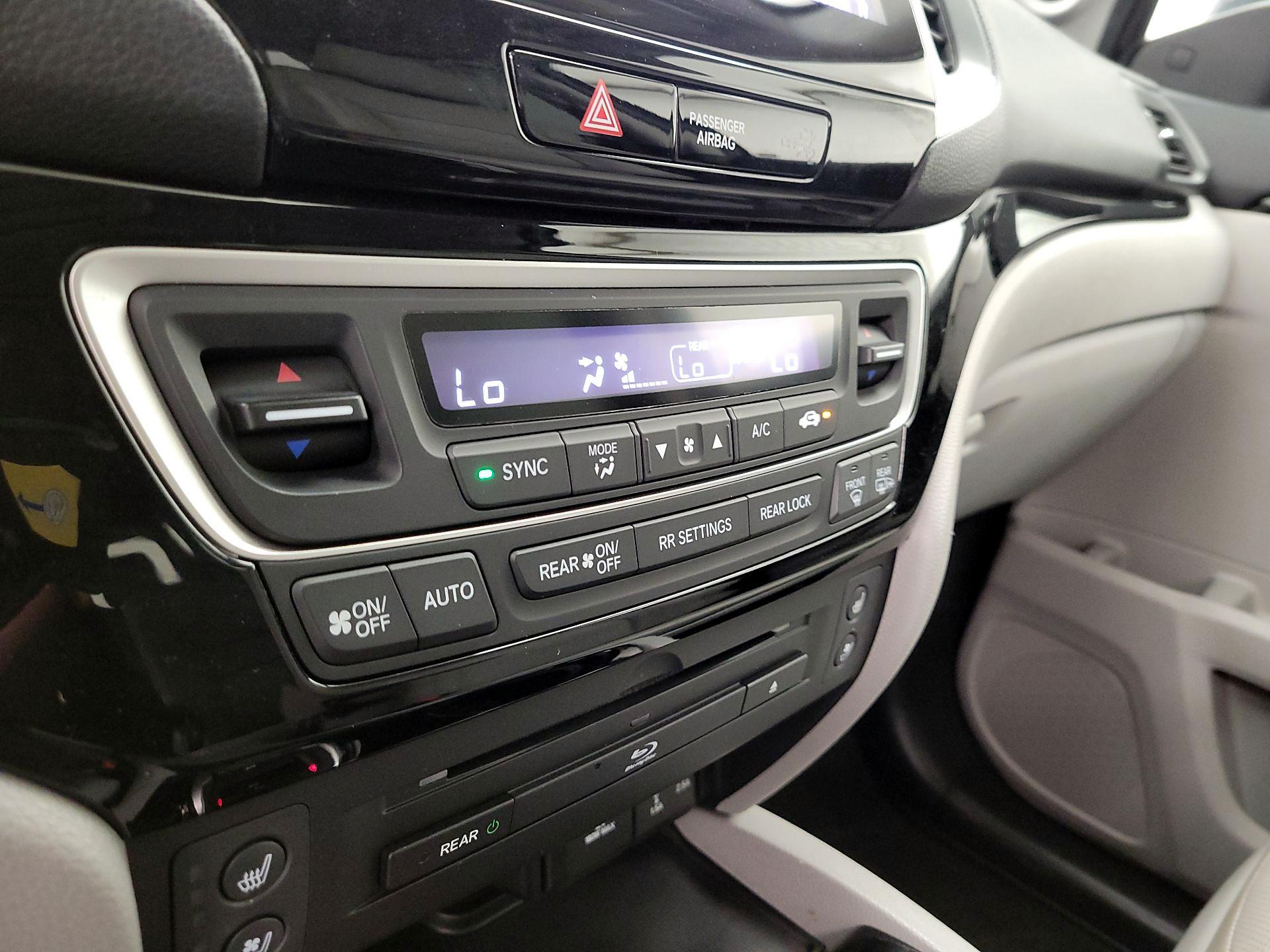 Thumbnail: 2017 Honda Pilot - 16