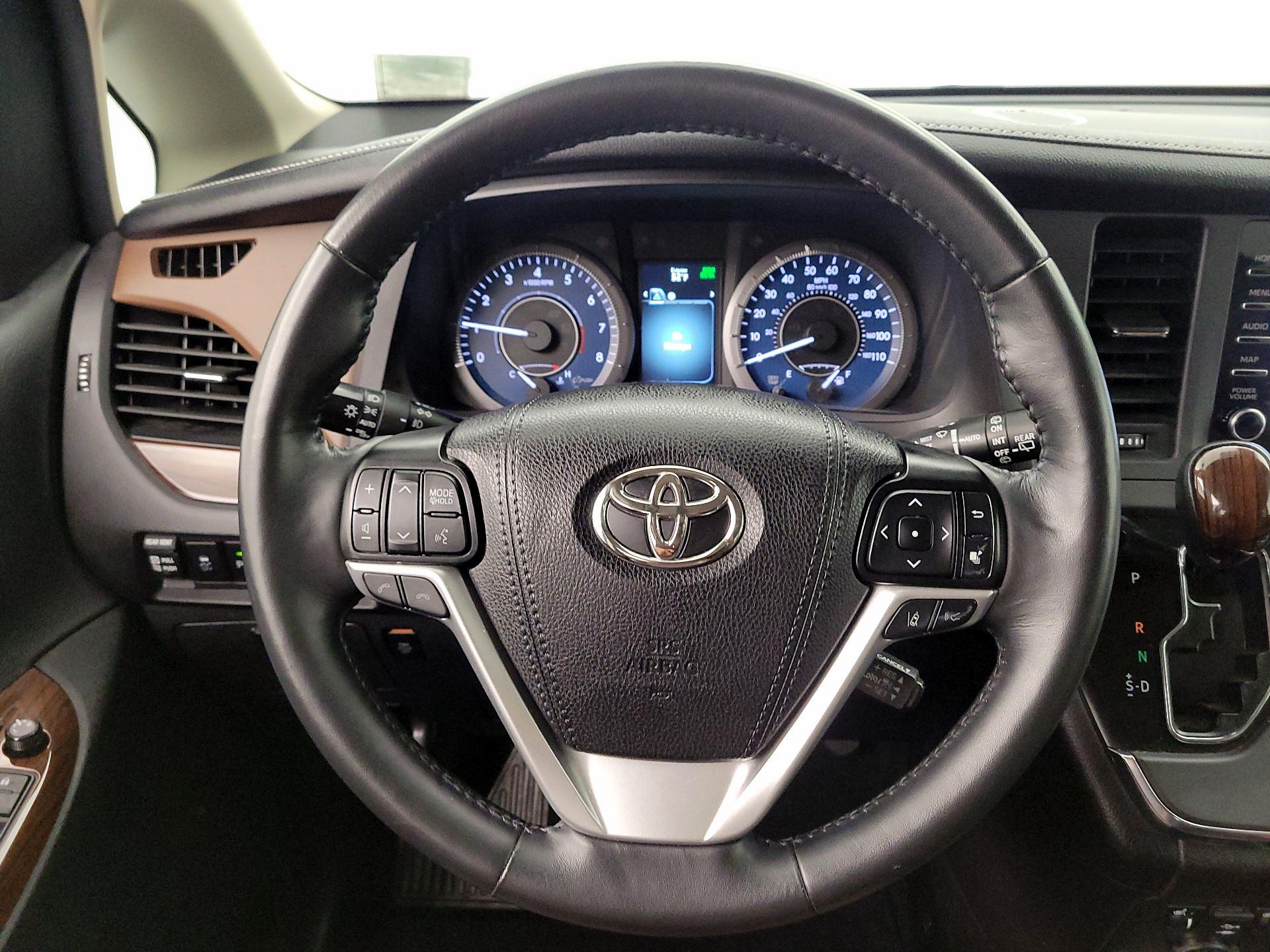 Thumbnail: 2019 Toyota Sienna - 10