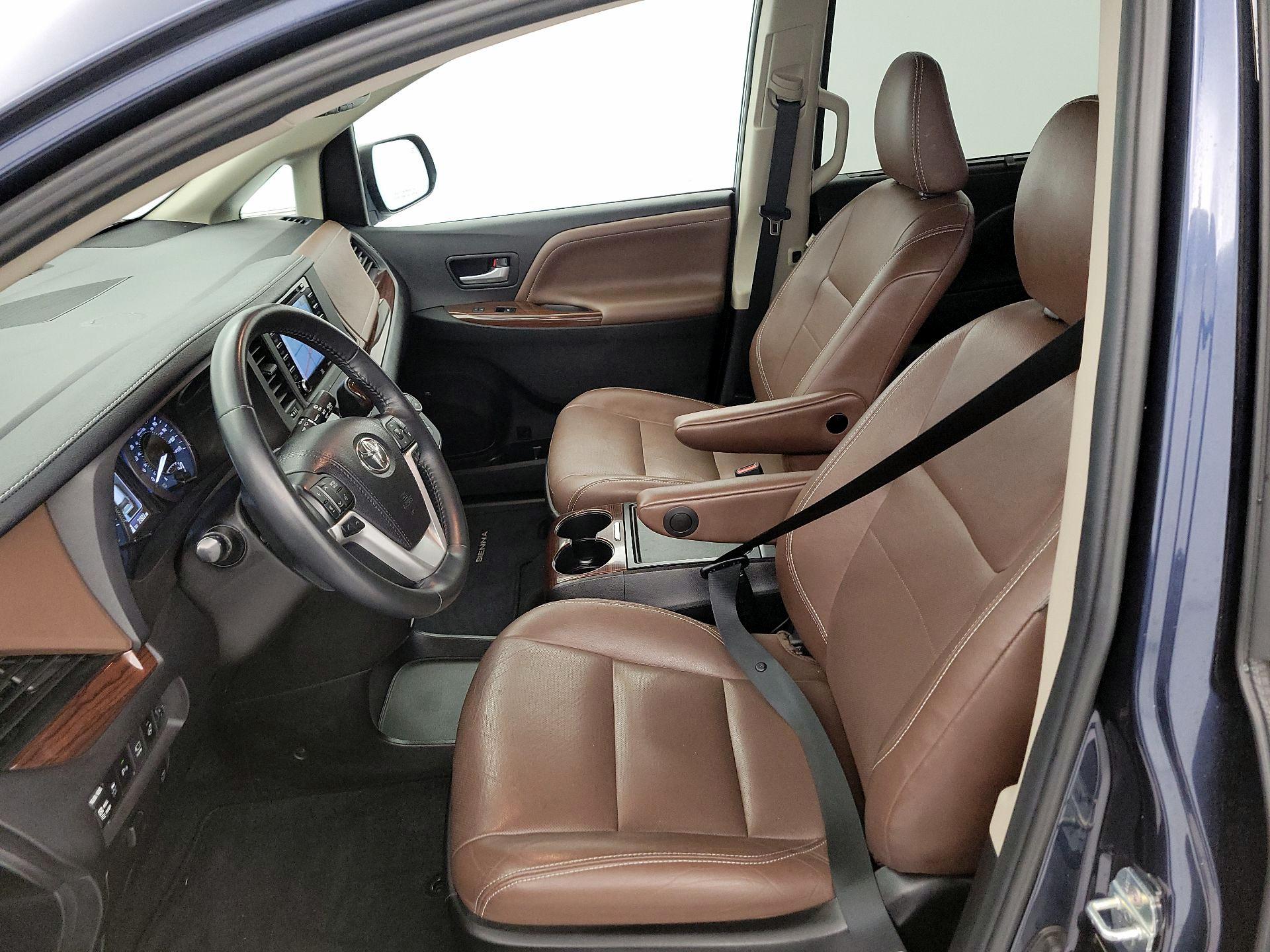 Thumbnail: 2019 Toyota Sienna - 11