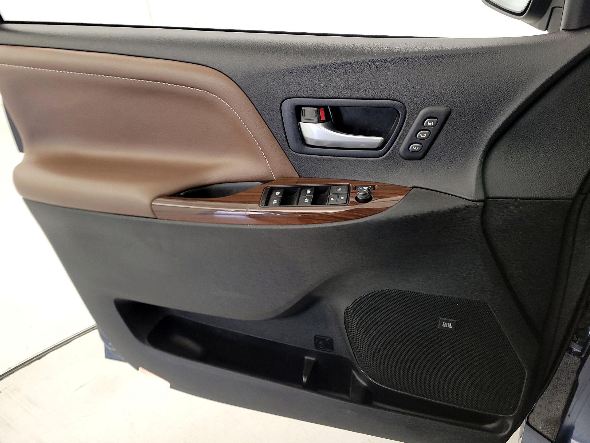 Thumbnail: 2019 Toyota Sienna - 12