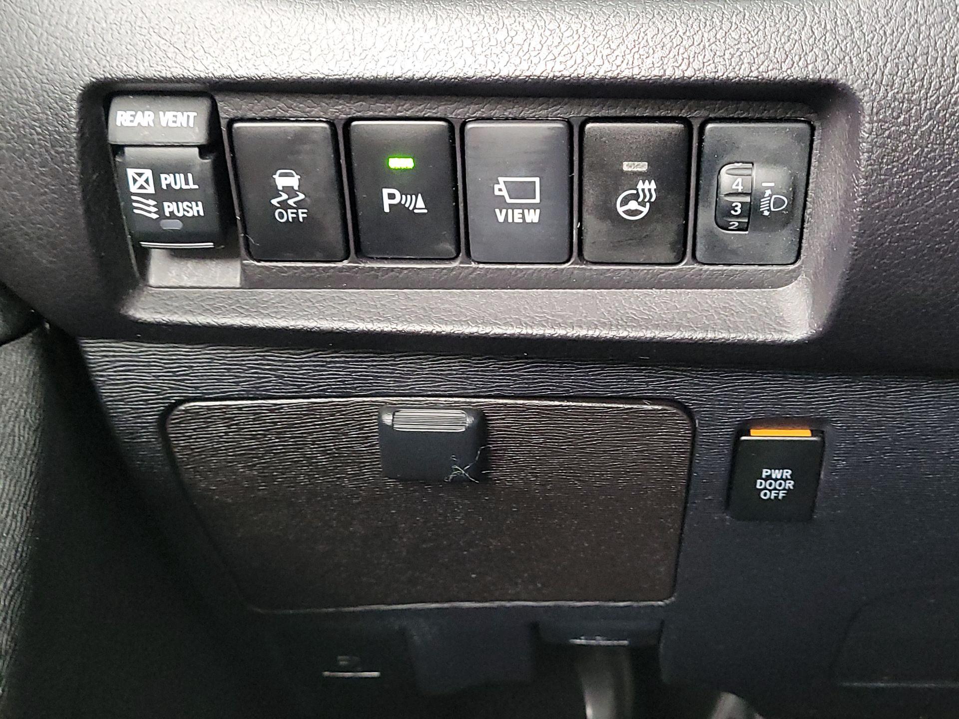 Thumbnail: 2019 Toyota Sienna - 13