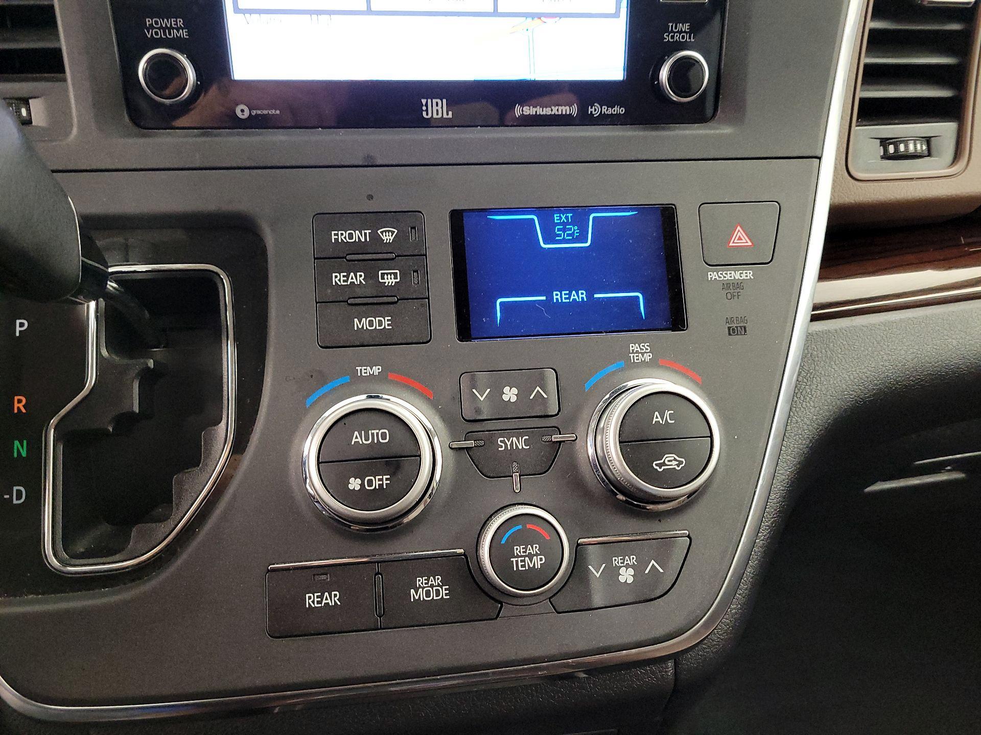 Thumbnail: 2019 Toyota Sienna - 17