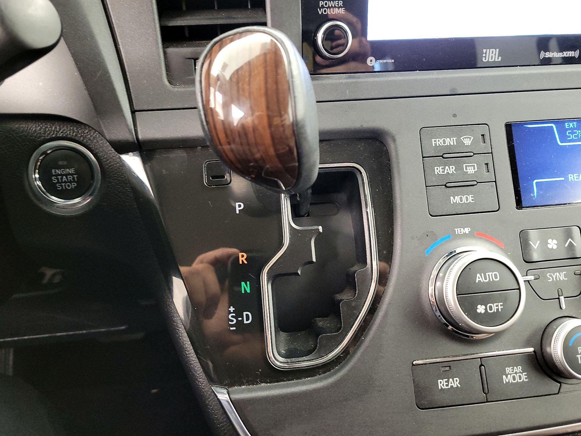 Thumbnail: 2019 Toyota Sienna - 18
