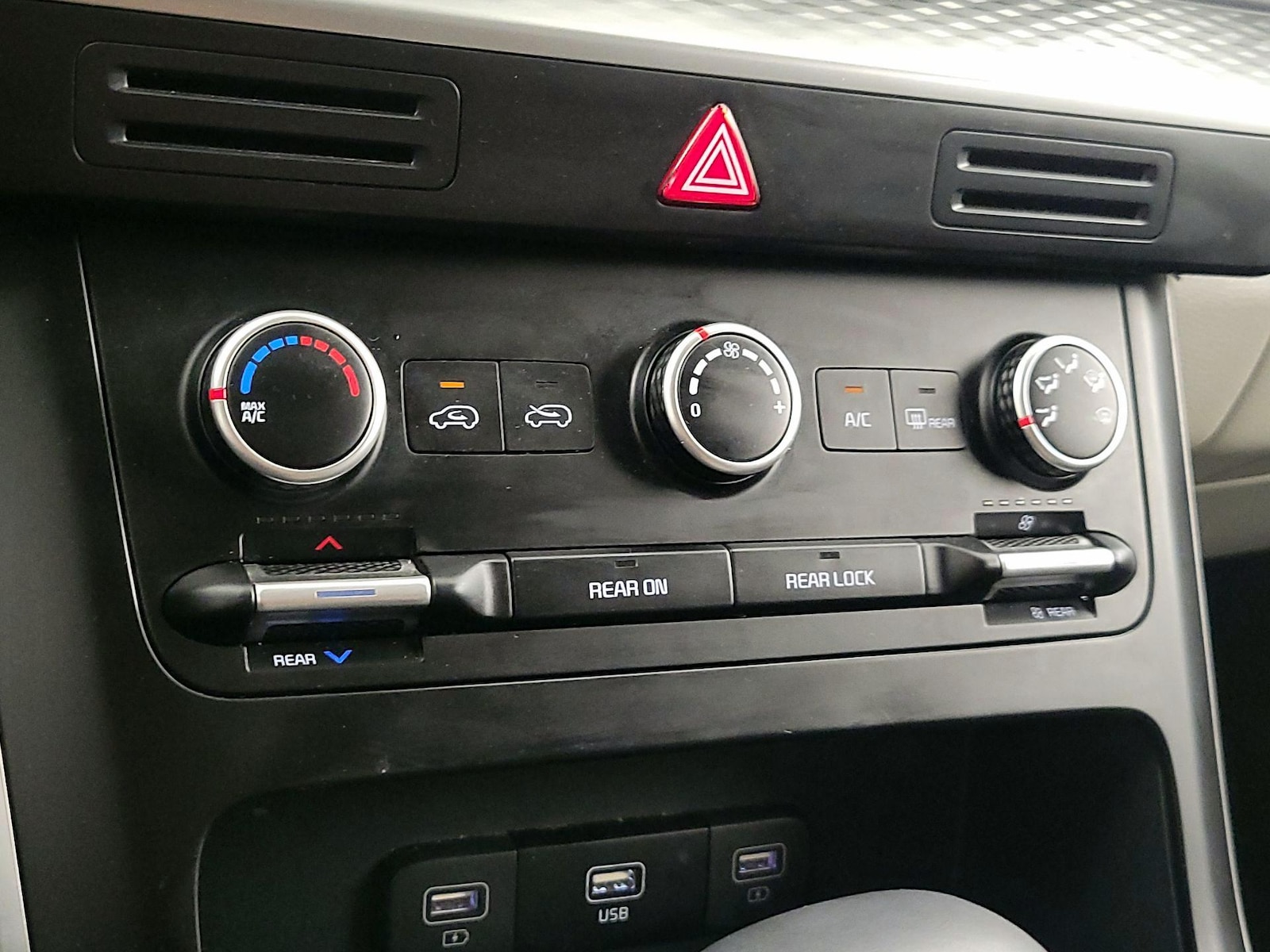 2024 Kia Carnival LX Seat Pkg - Photo 17