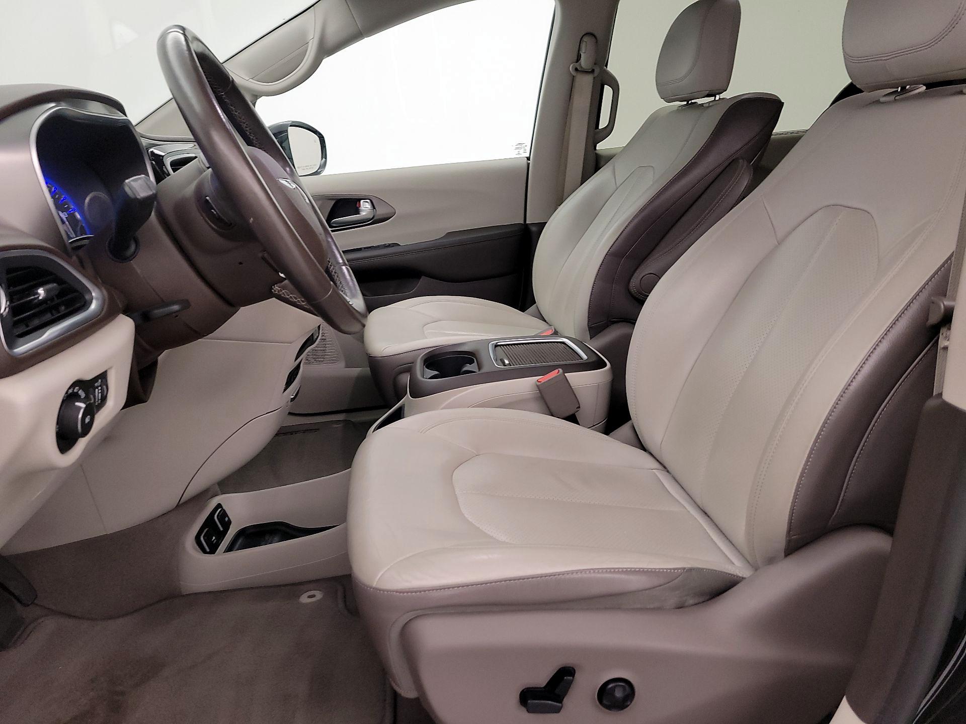 Thumbnail: 2017 Chrysler Pacifica - 11