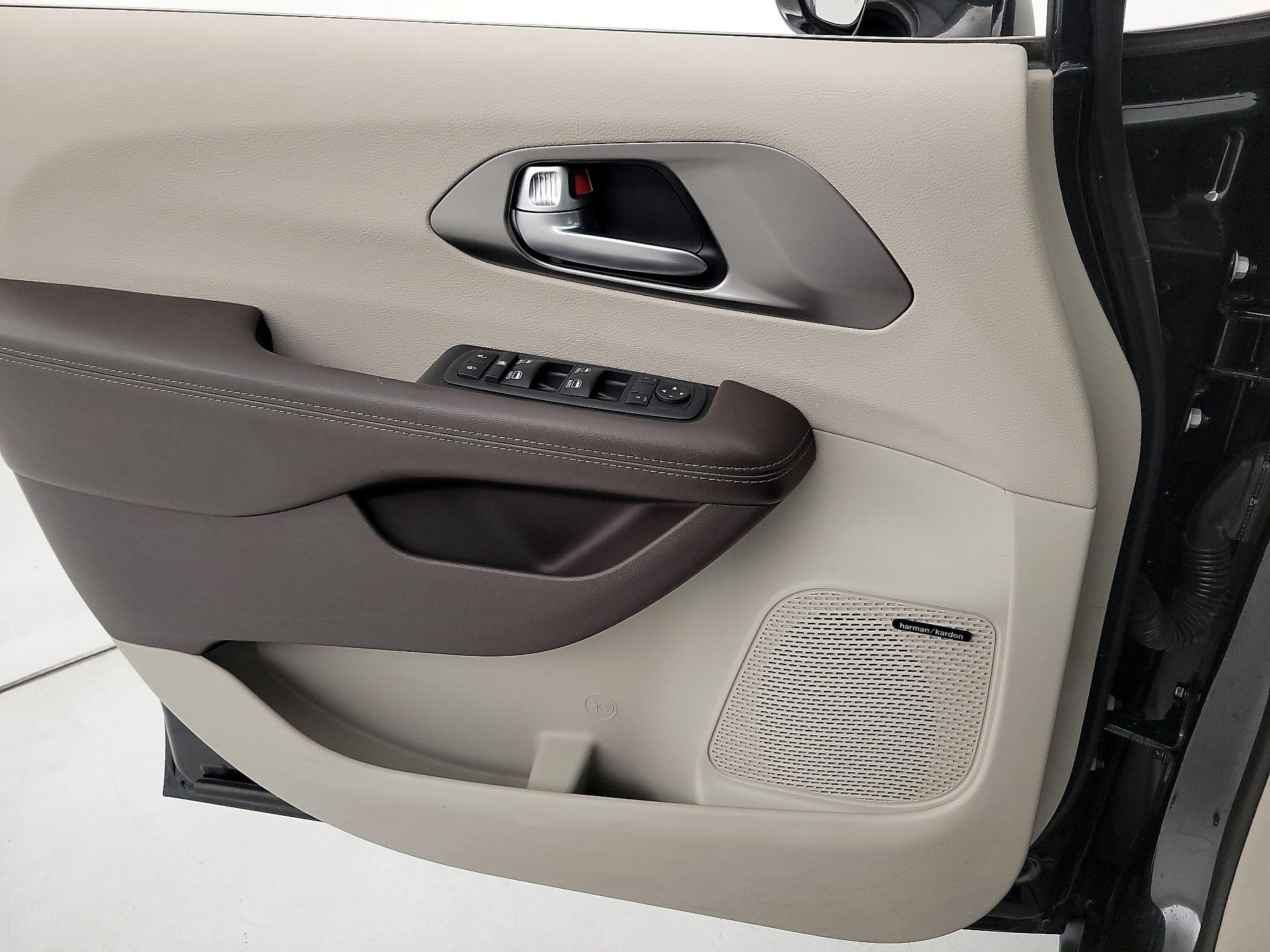 Thumbnail: 2017 Chrysler Pacifica - 12