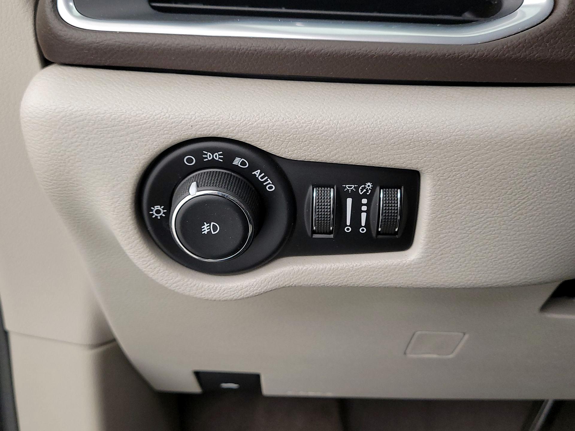 Thumbnail: 2017 Chrysler Pacifica - 13