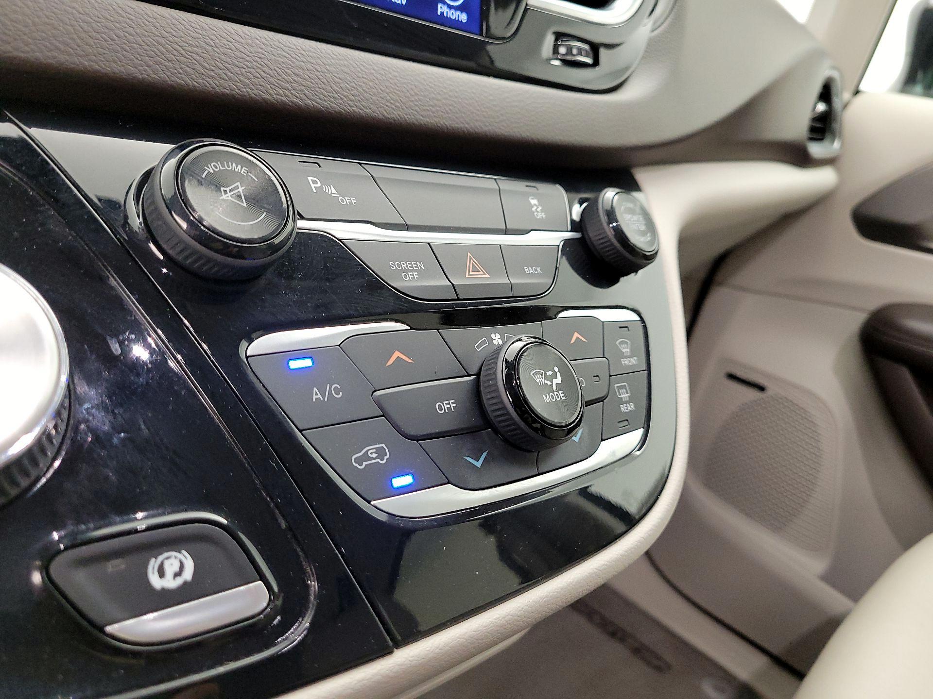 Thumbnail: 2017 Chrysler Pacifica - 17