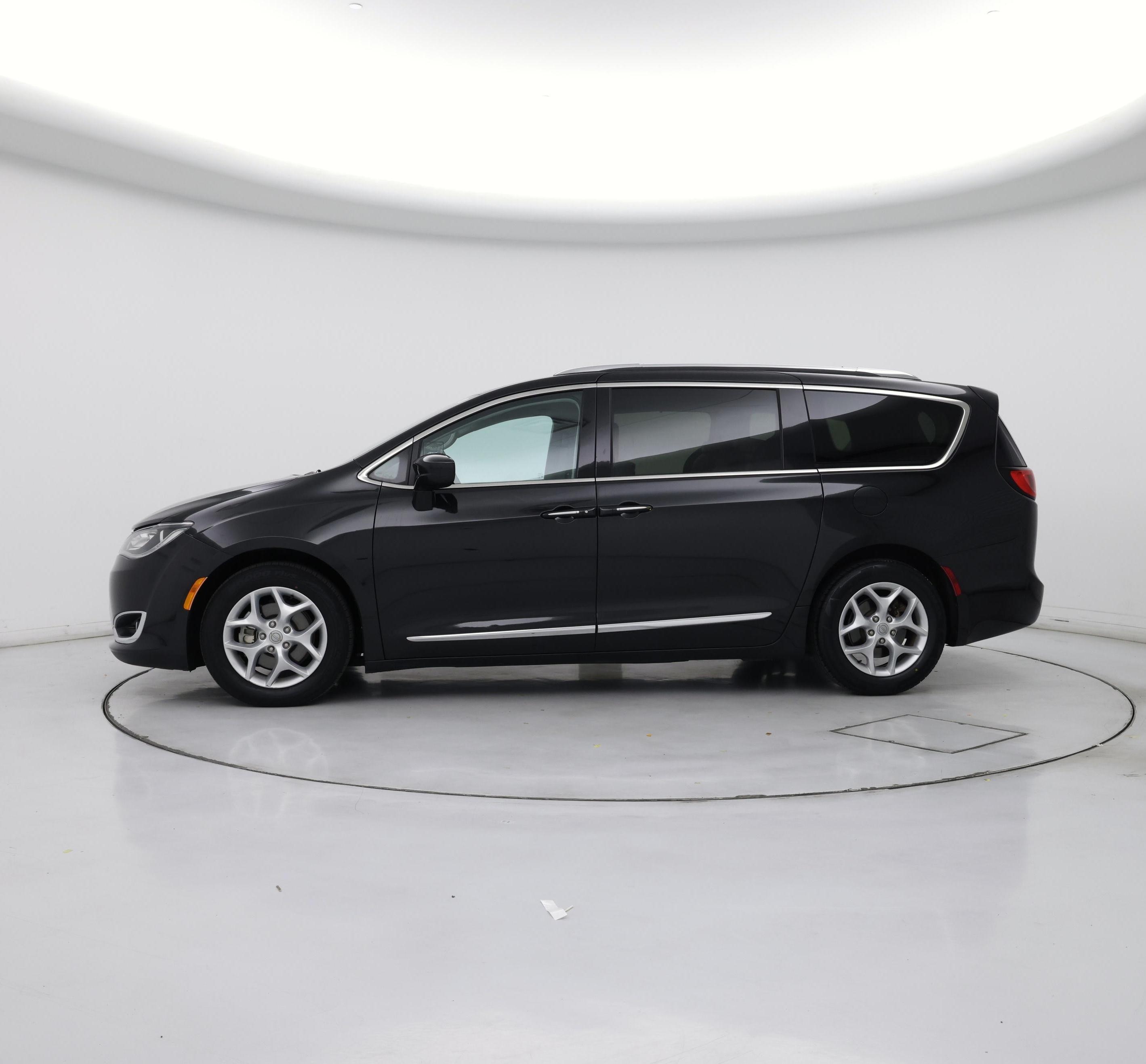 Thumbnail: 2017 Chrysler Pacifica - 3