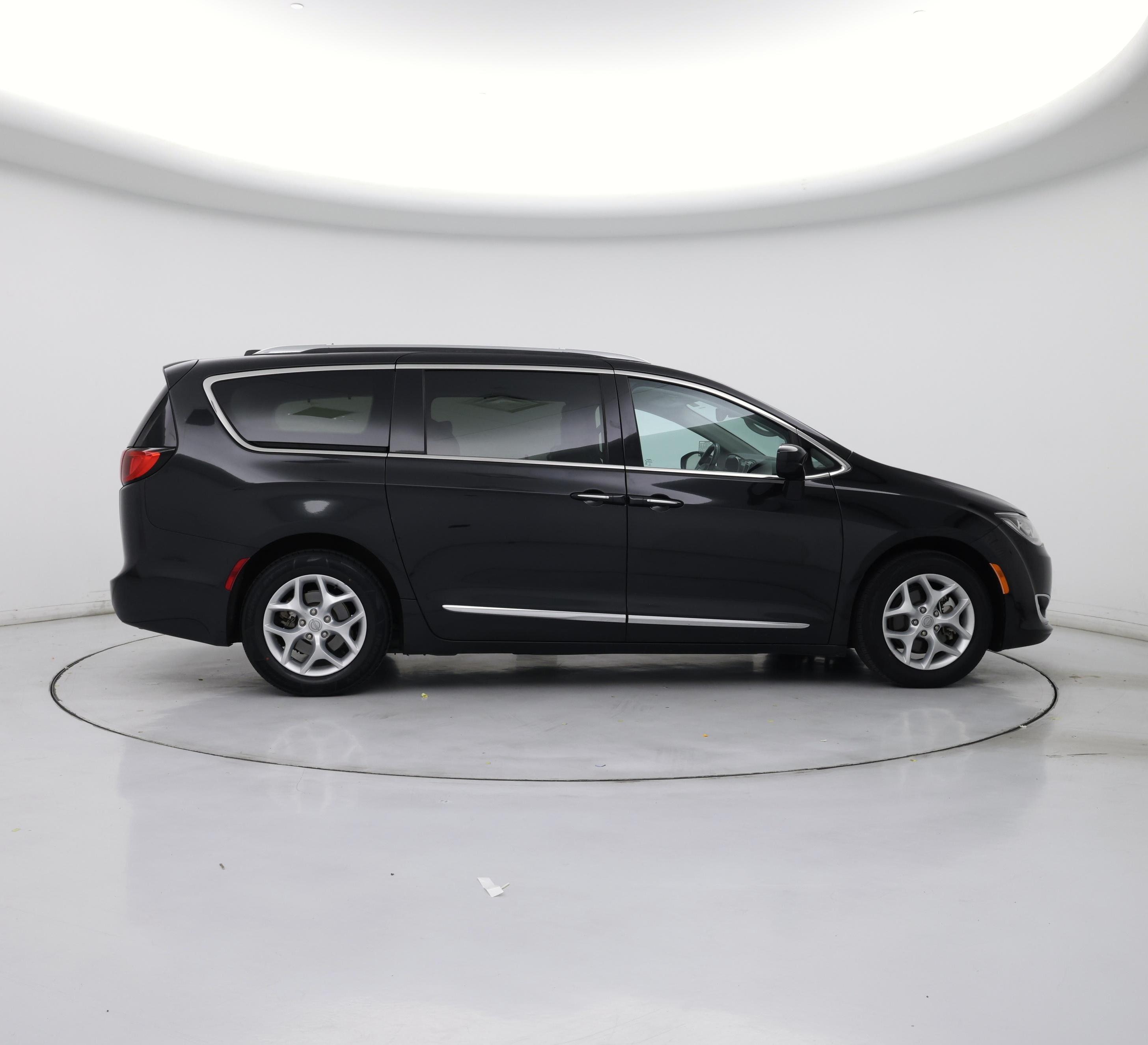 Thumbnail: 2017 Chrysler Pacifica - 7