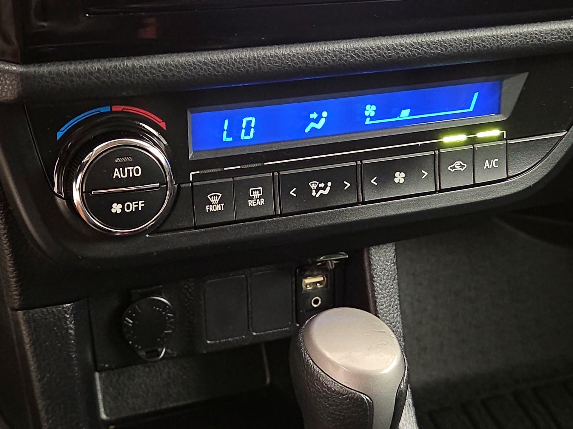 Thumbnail: 2015 Toyota Corolla - 16