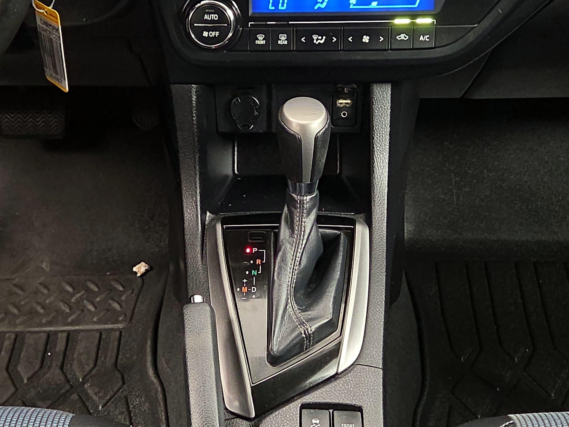 Thumbnail: 2015 Toyota Corolla - 17