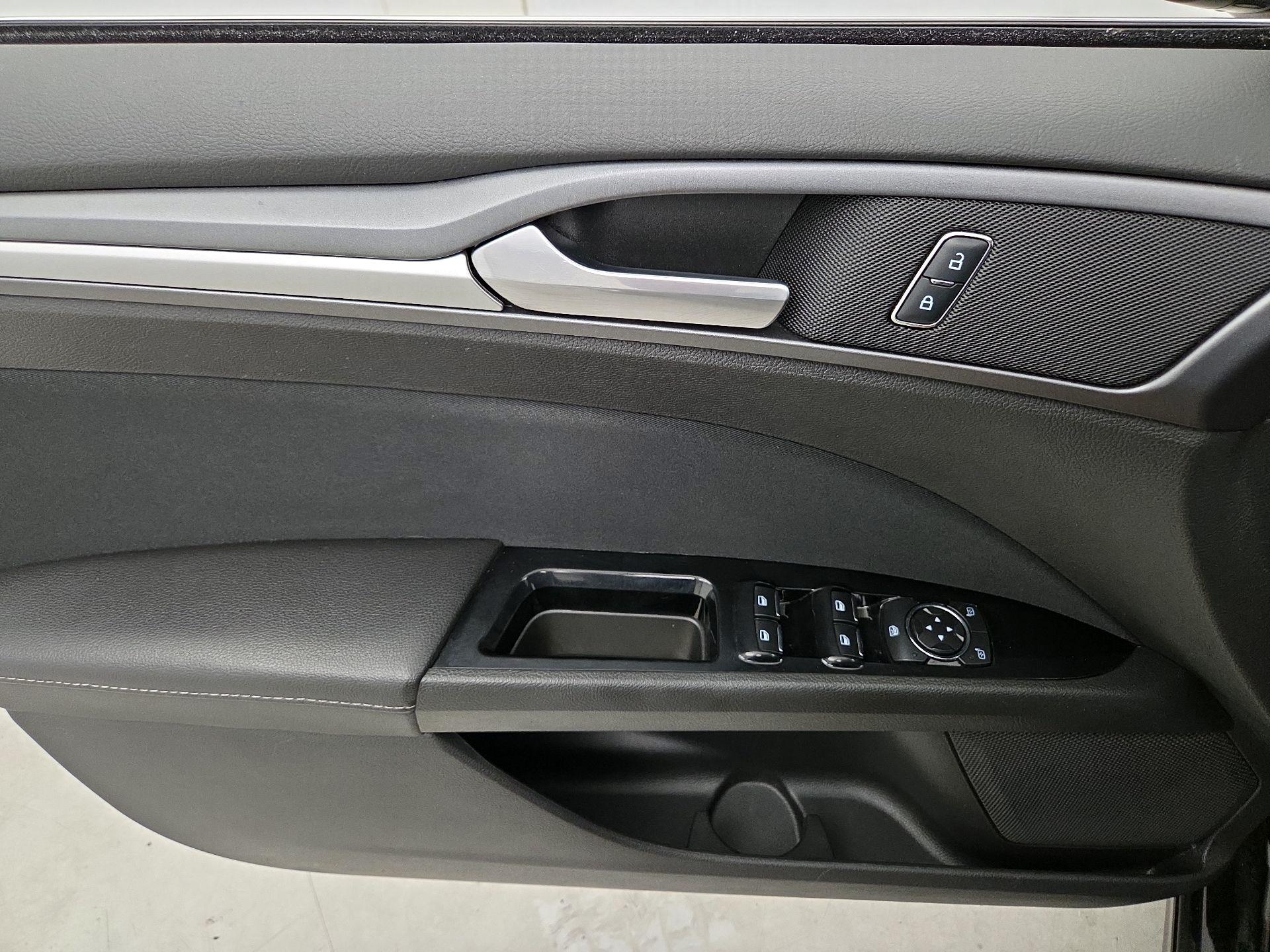 Thumbnail: 2016 Ford Fusion - 12