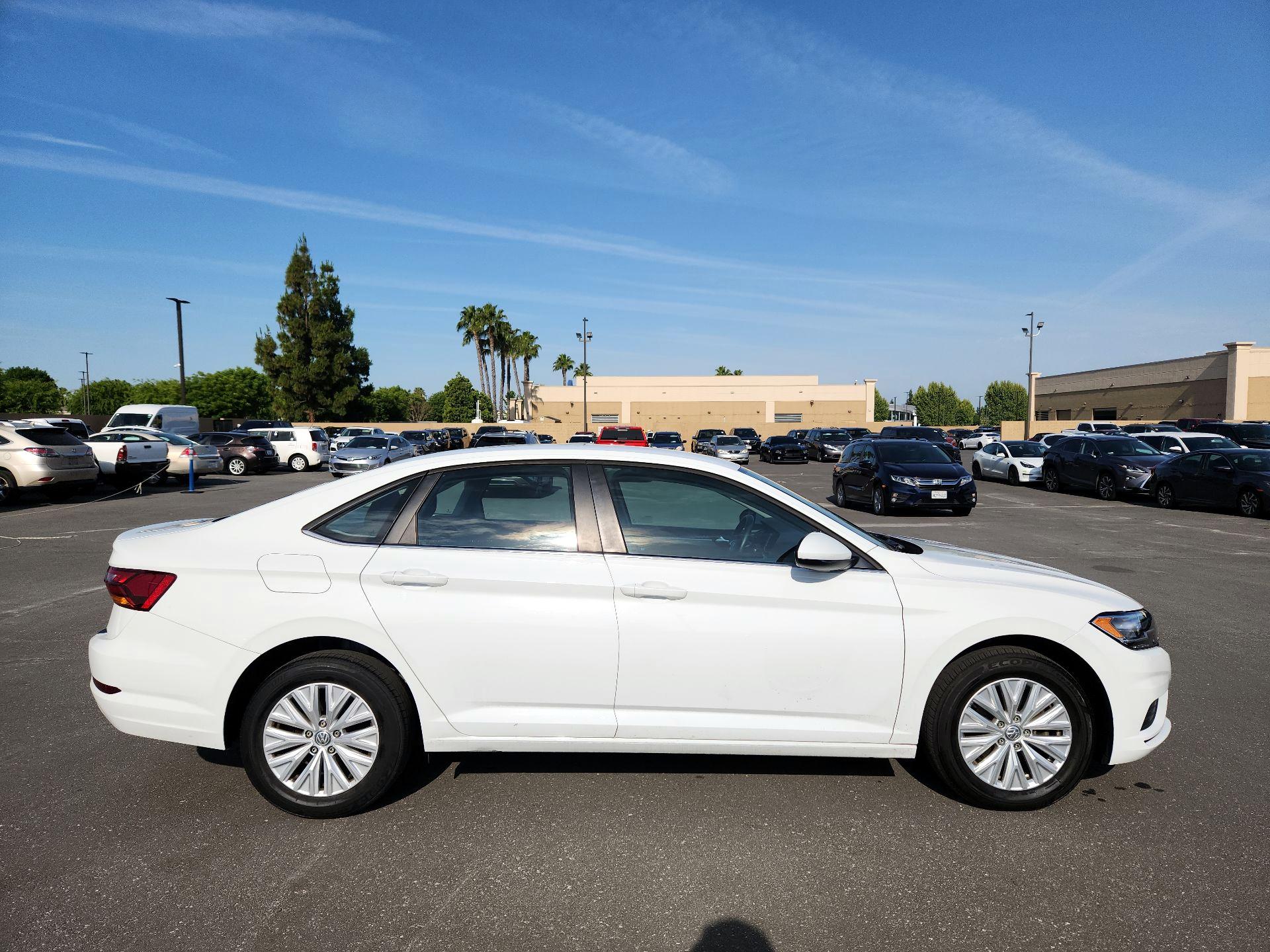 Thumbnail: 2019 Volkswagen Jetta - 4