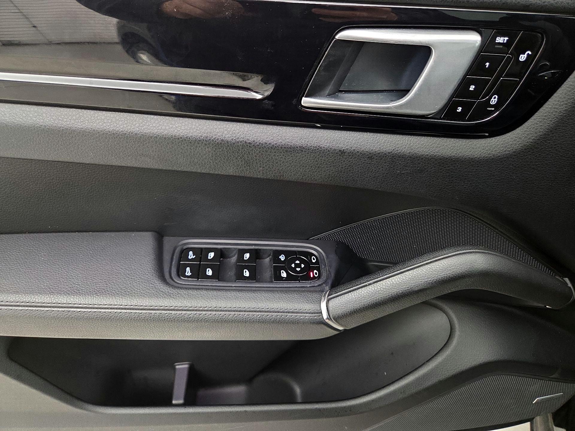 Thumbnail: 2019 Porsche Cayenne - 12