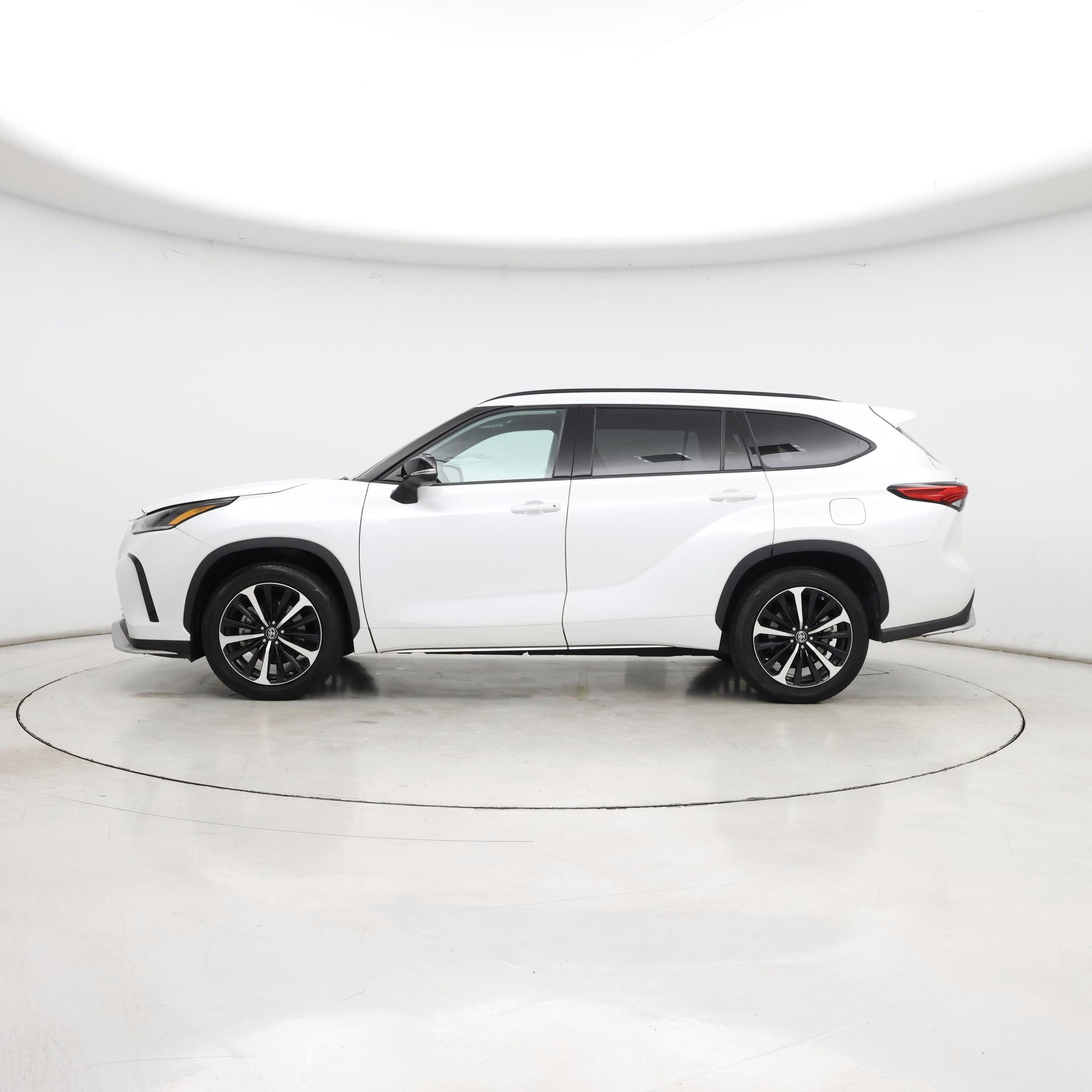 Thumbnail: 2022 Toyota Highlander - 3
