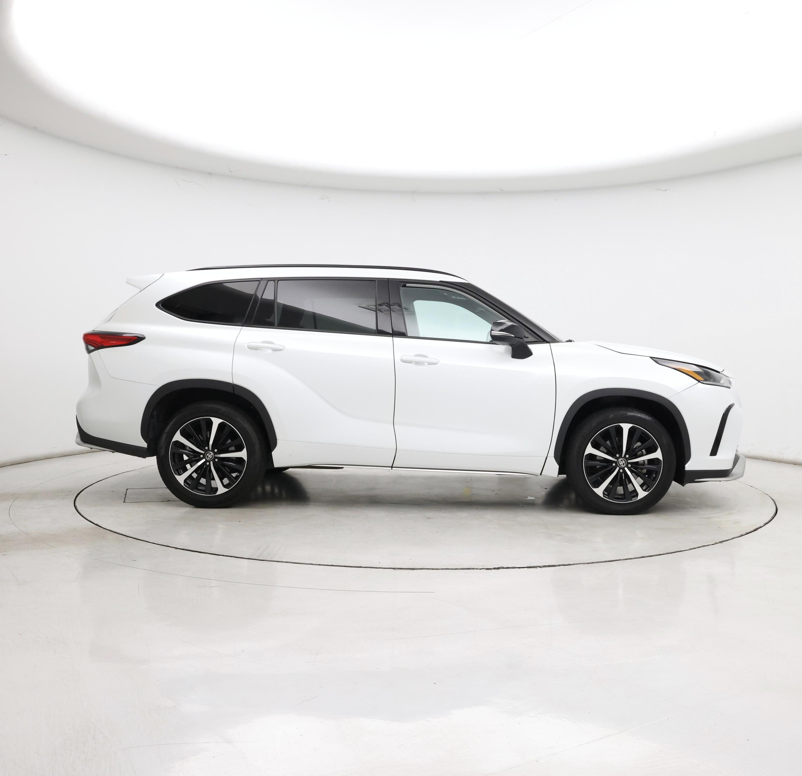 Thumbnail: 2022 Toyota Highlander - 7