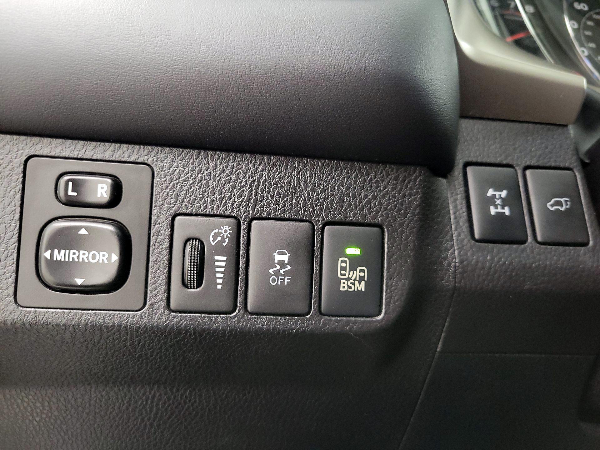 Thumbnail: 2015 Toyota RAV4 - 13