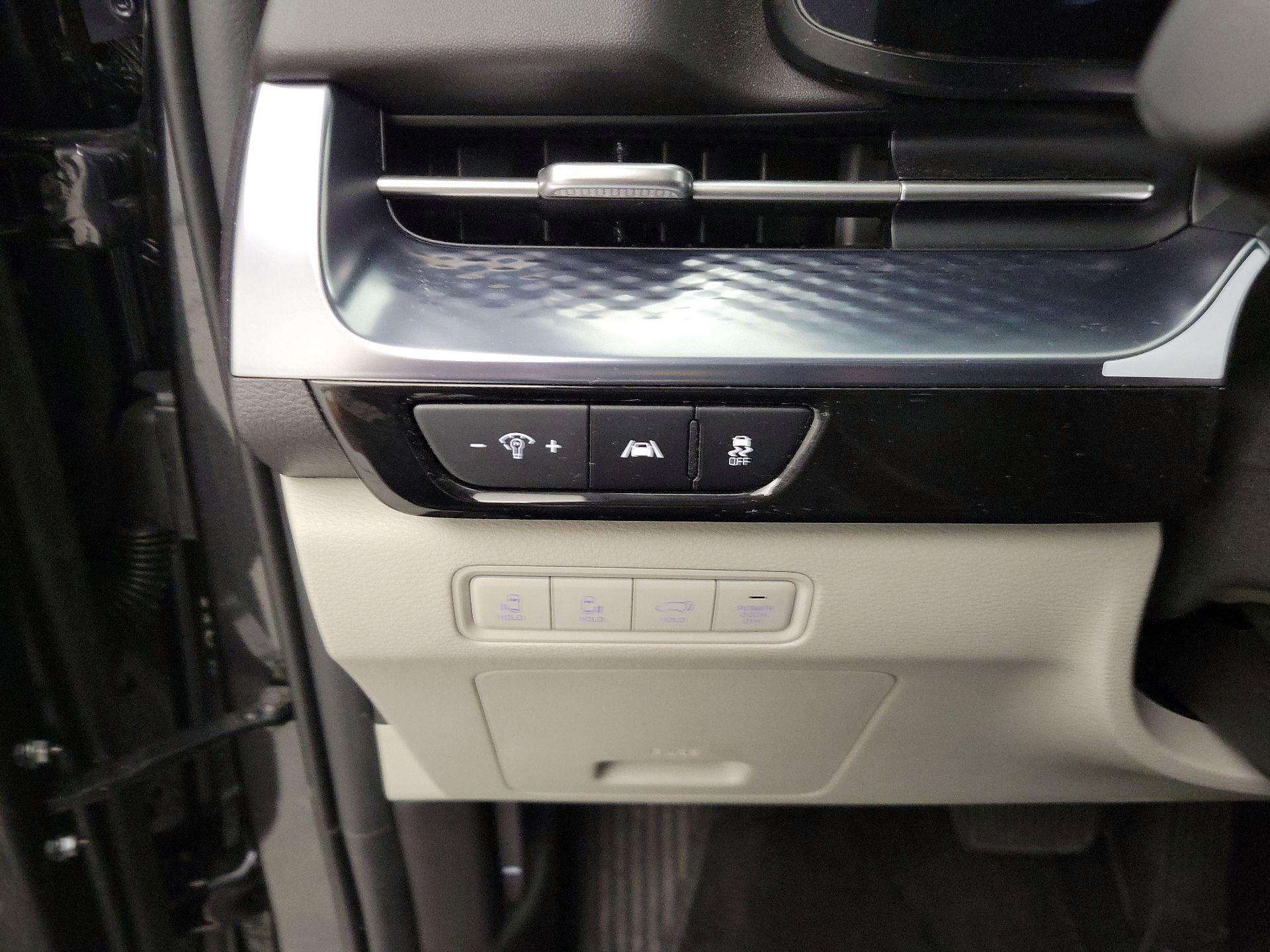 Thumbnail: 2023 Kia Carnival - 13