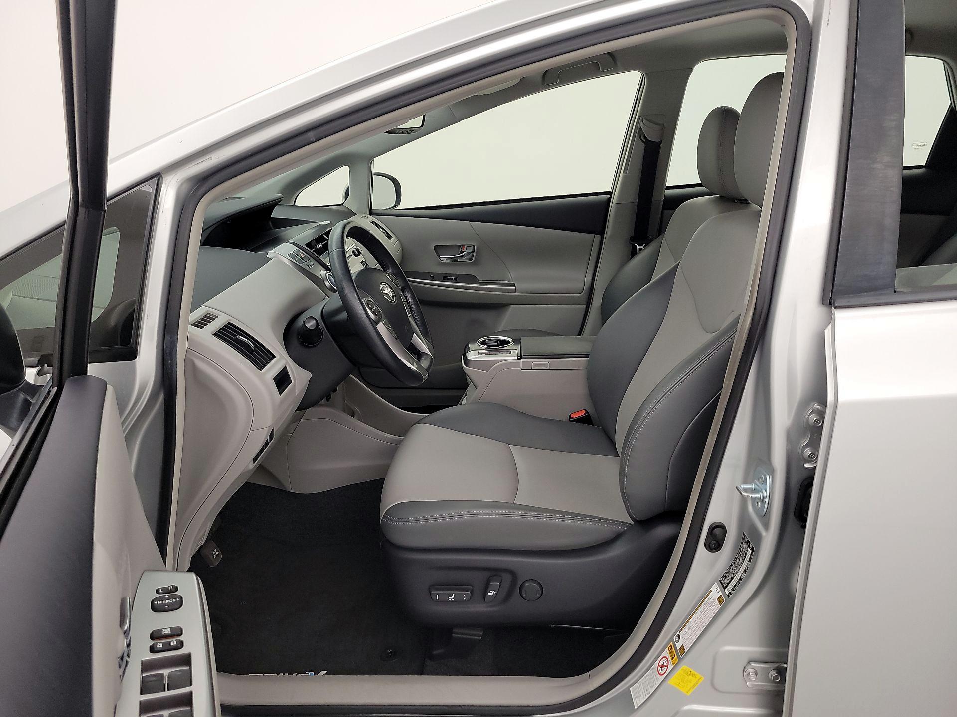 Thumbnail: 2016 Toyota Prius v - 11
