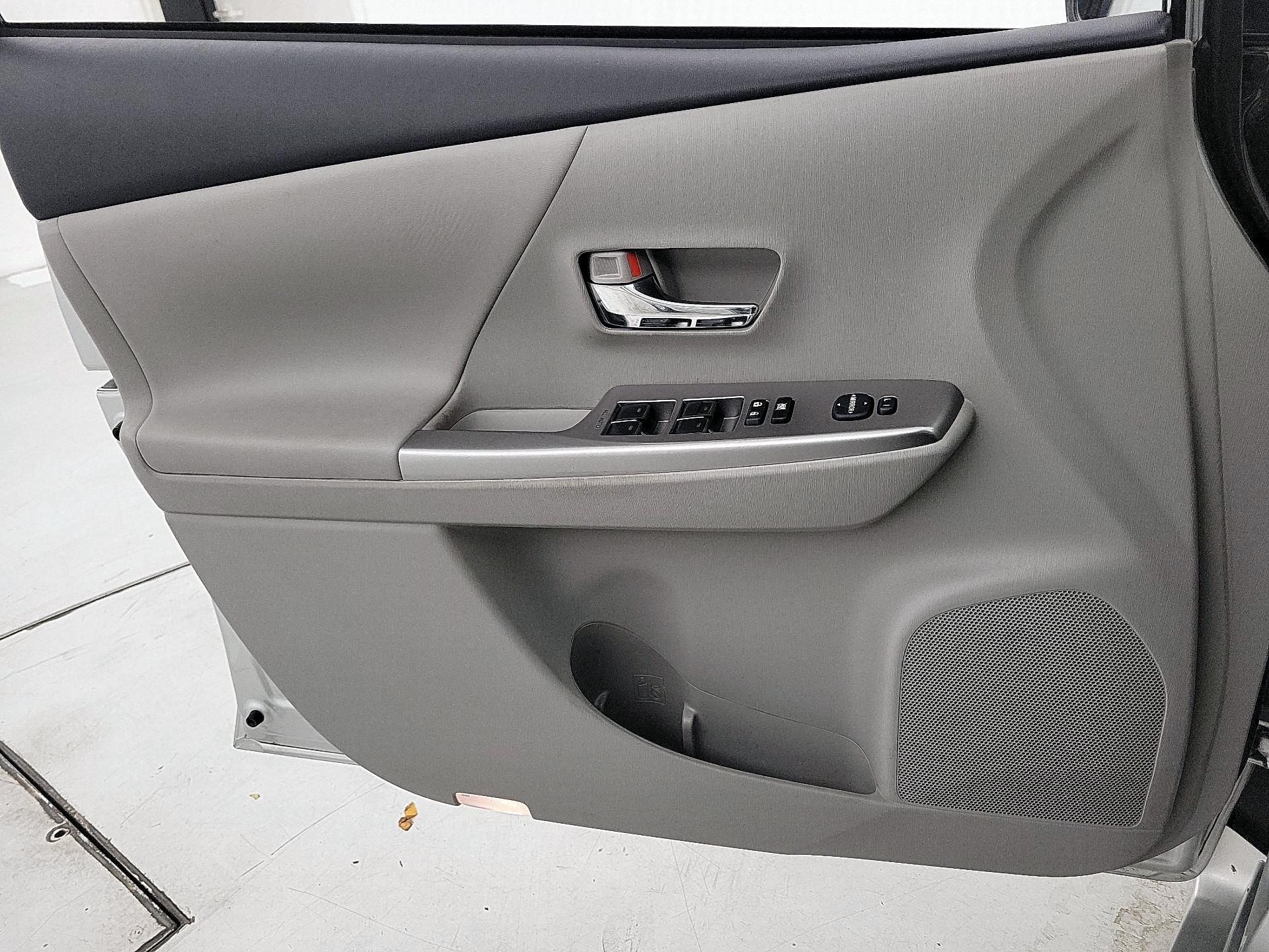 Thumbnail: 2016 Toyota Prius v - 12
