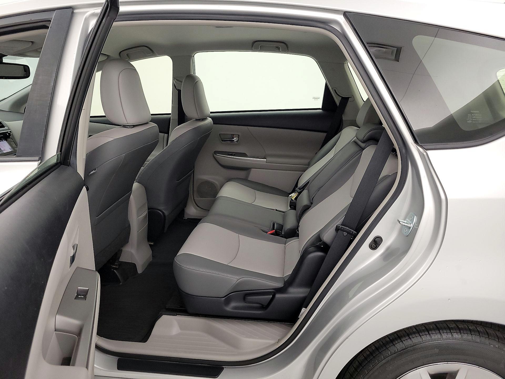 Thumbnail: 2016 Toyota Prius v - 16