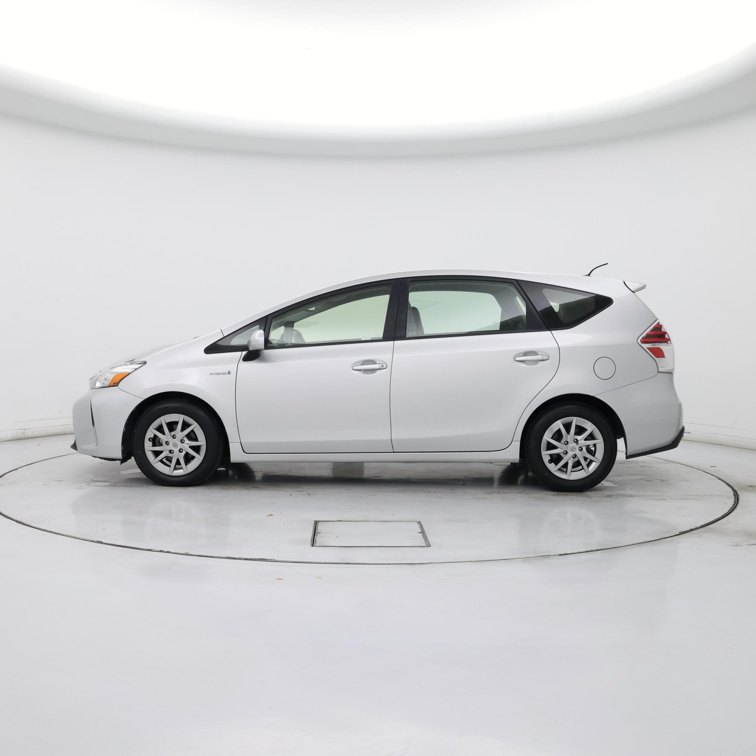 Thumbnail: 2016 Toyota Prius v - 3