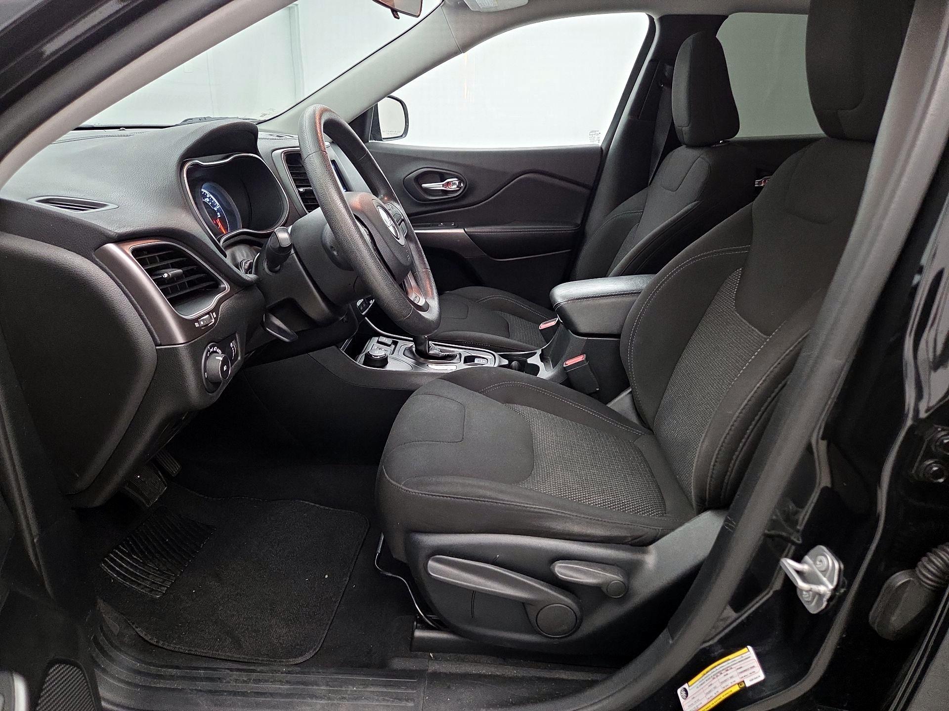Thumbnail: 2019 Jeep Cherokee - 11