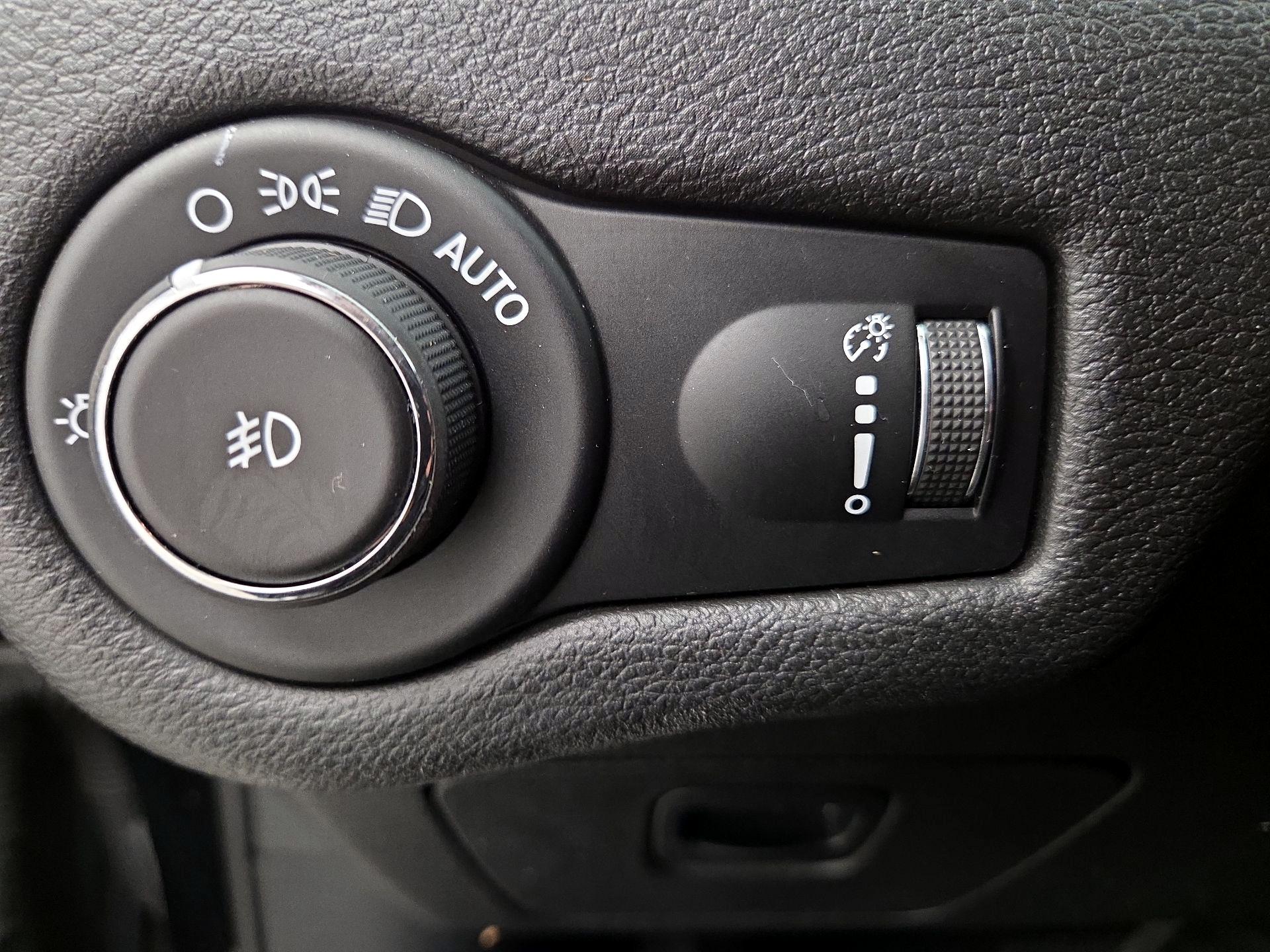Thumbnail: 2019 Jeep Cherokee - 13
