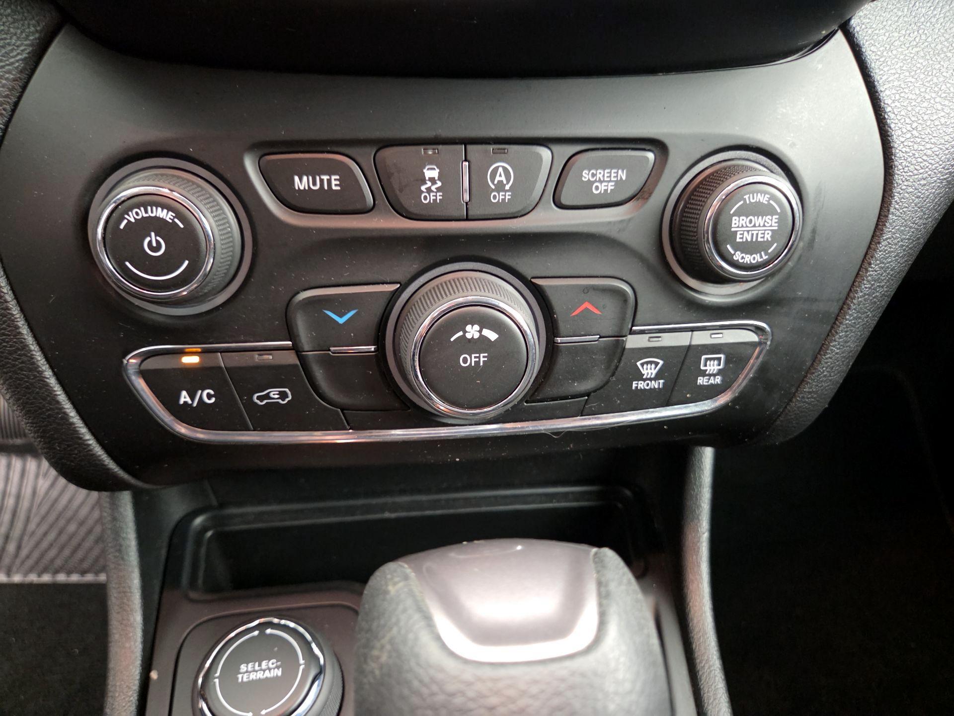 Thumbnail: 2019 Jeep Cherokee - 16