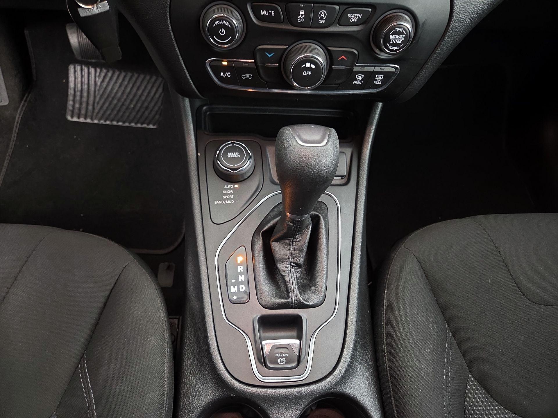 Thumbnail: 2019 Jeep Cherokee - 17