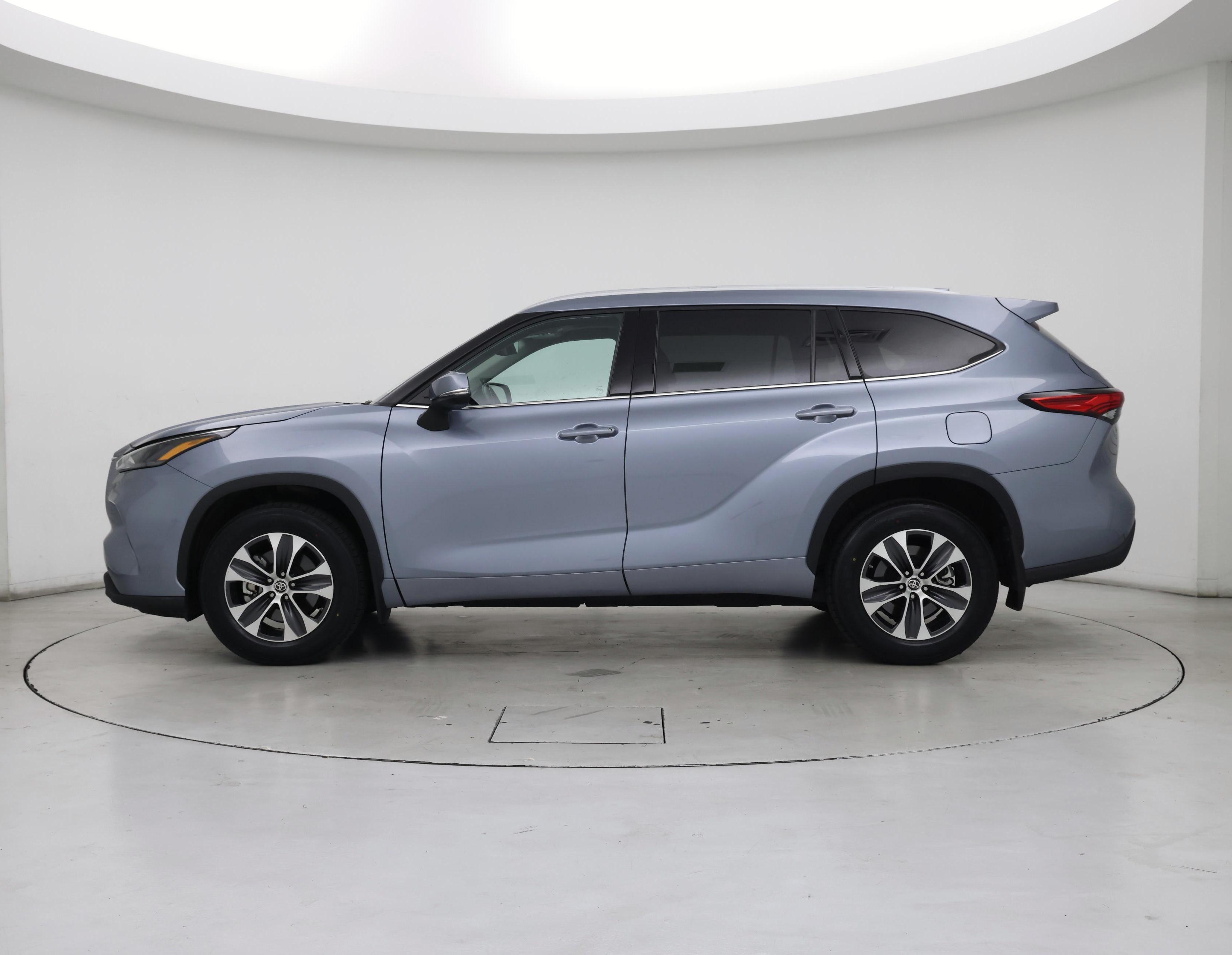Thumbnail: 2022 Toyota Highlander - 3
