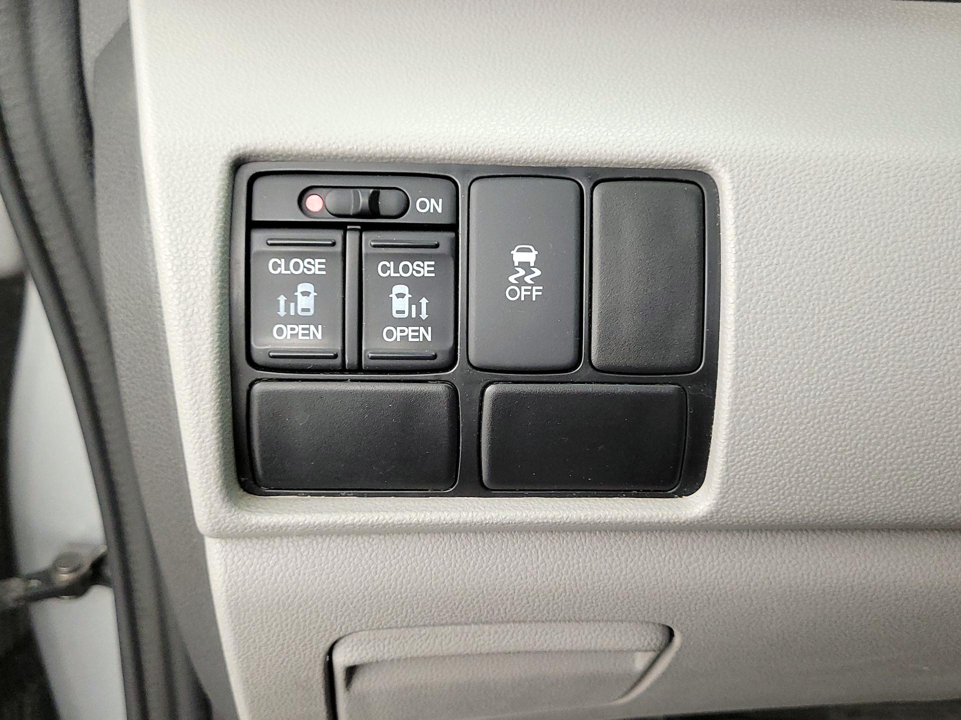 Thumbnail: 2015 Honda Odyssey - 13