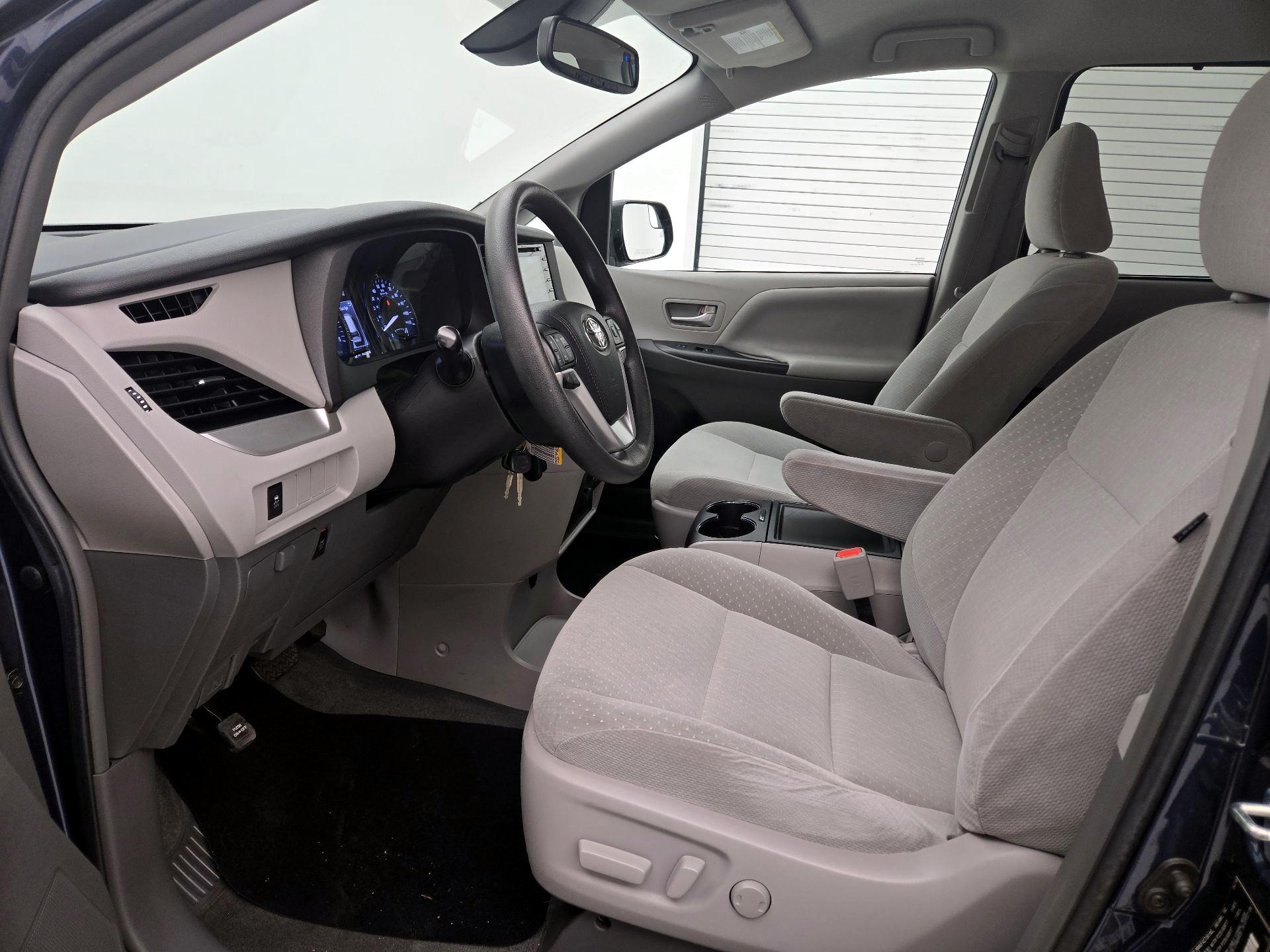 Thumbnail: 2018 Toyota Sienna - 11