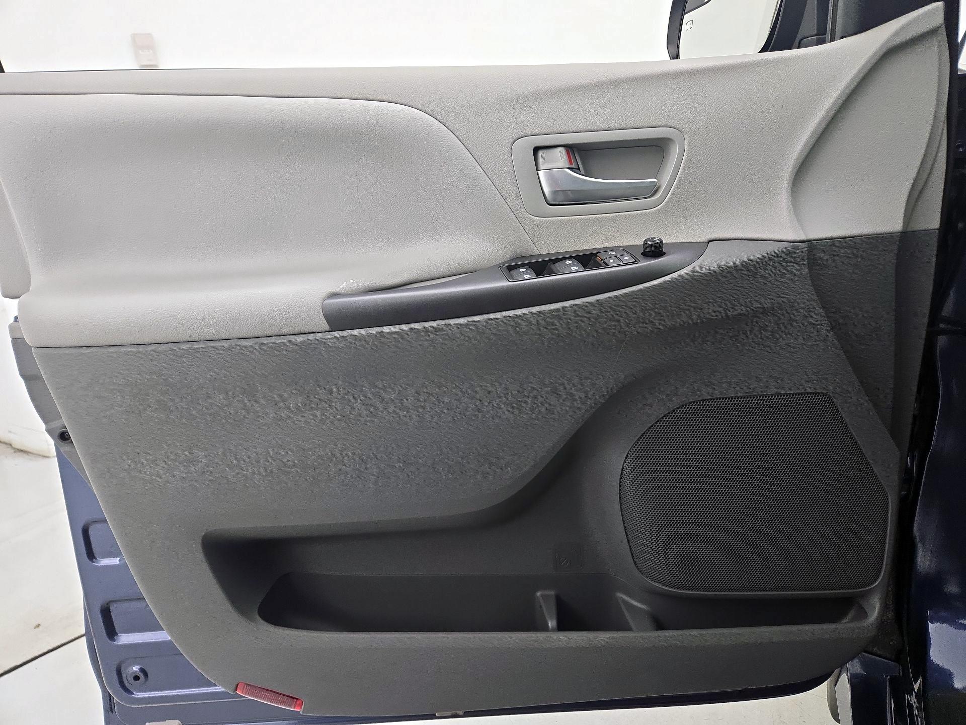 Thumbnail: 2018 Toyota Sienna - 12