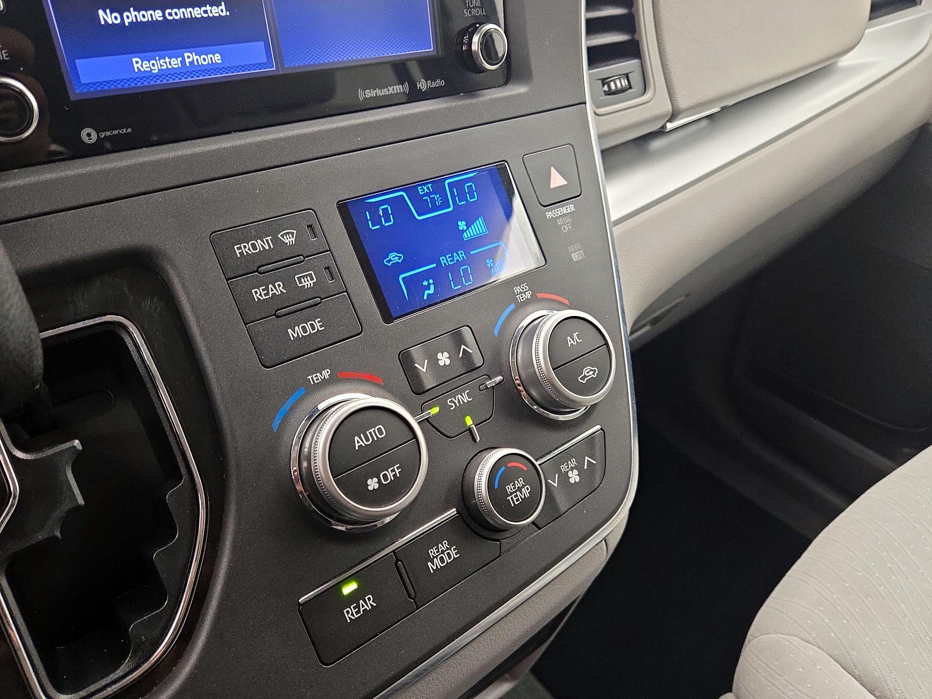 Thumbnail: 2018 Toyota Sienna - 15
