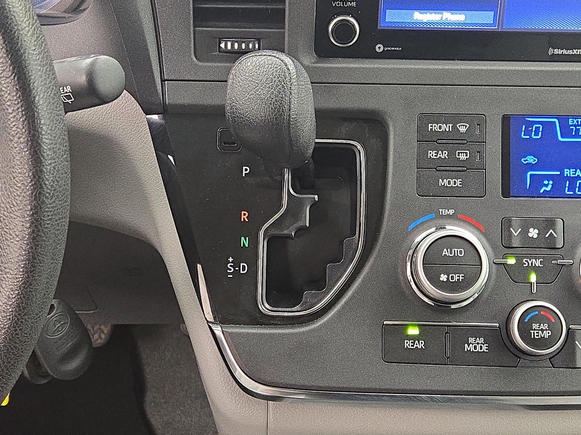 Thumbnail: 2018 Toyota Sienna - 16