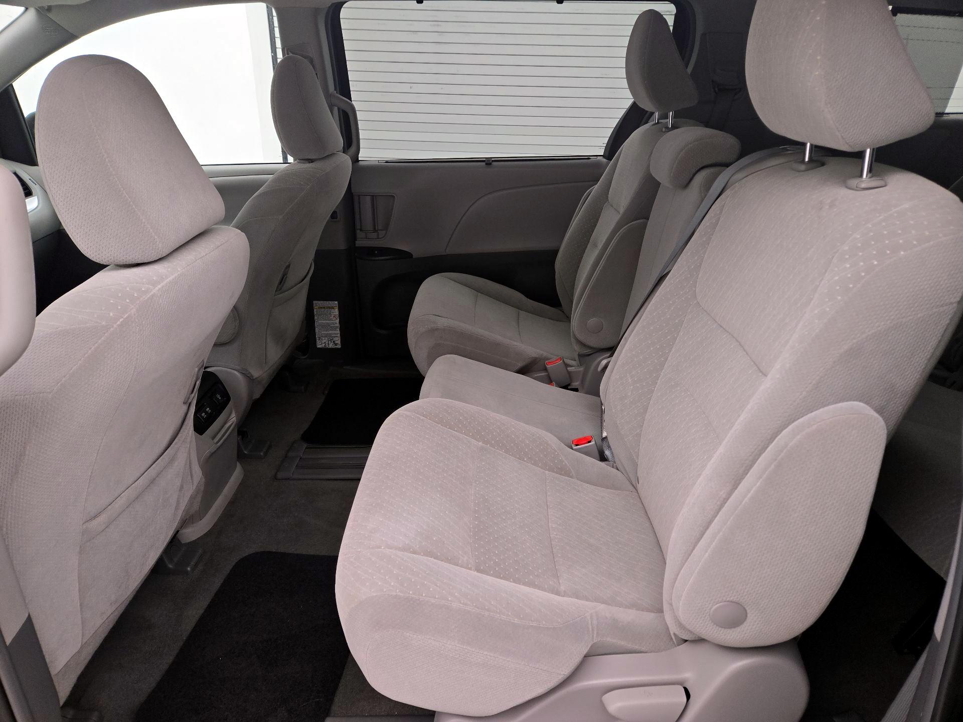 Thumbnail: 2018 Toyota Sienna - 17