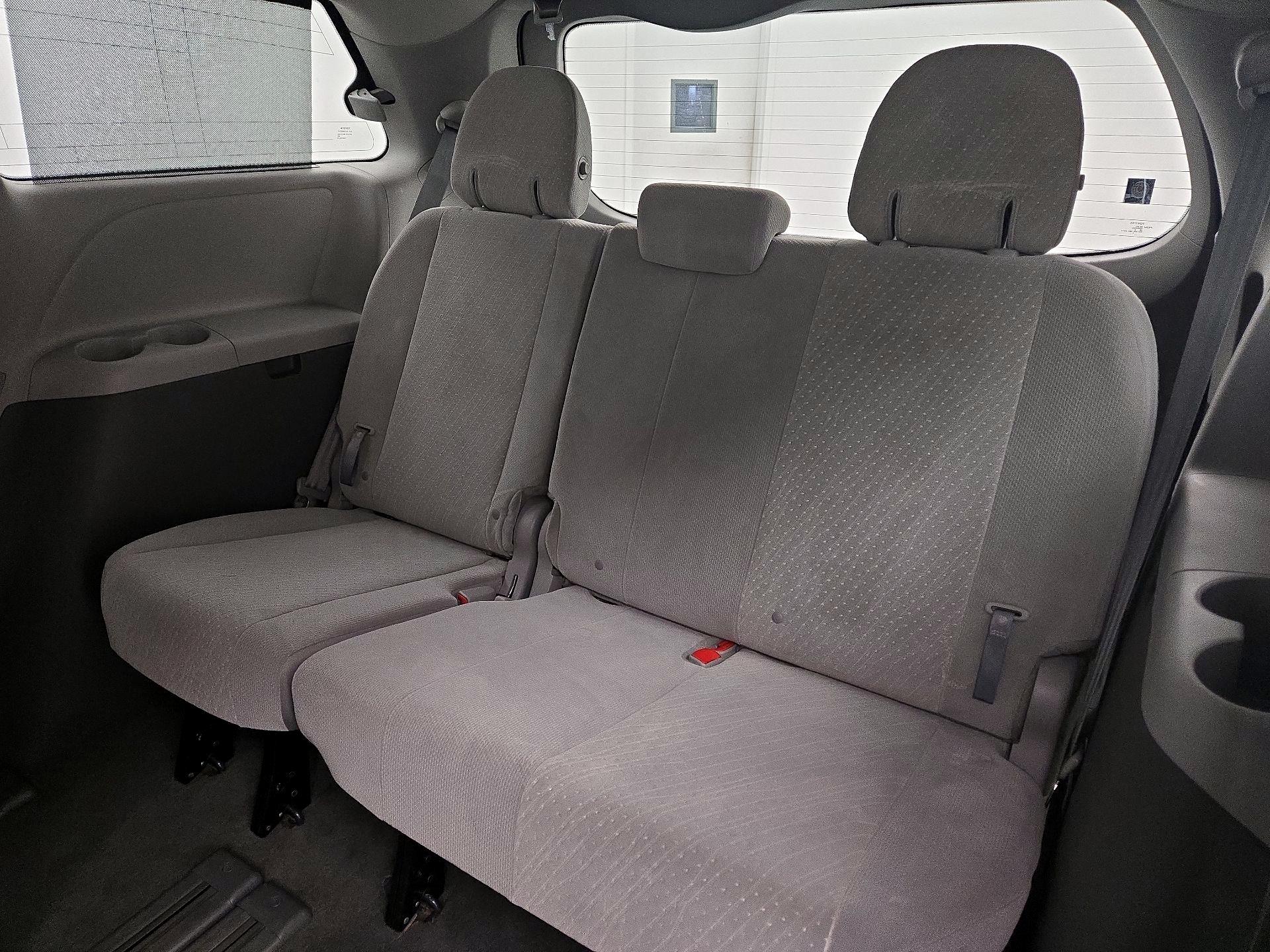 Thumbnail: 2018 Toyota Sienna - 18