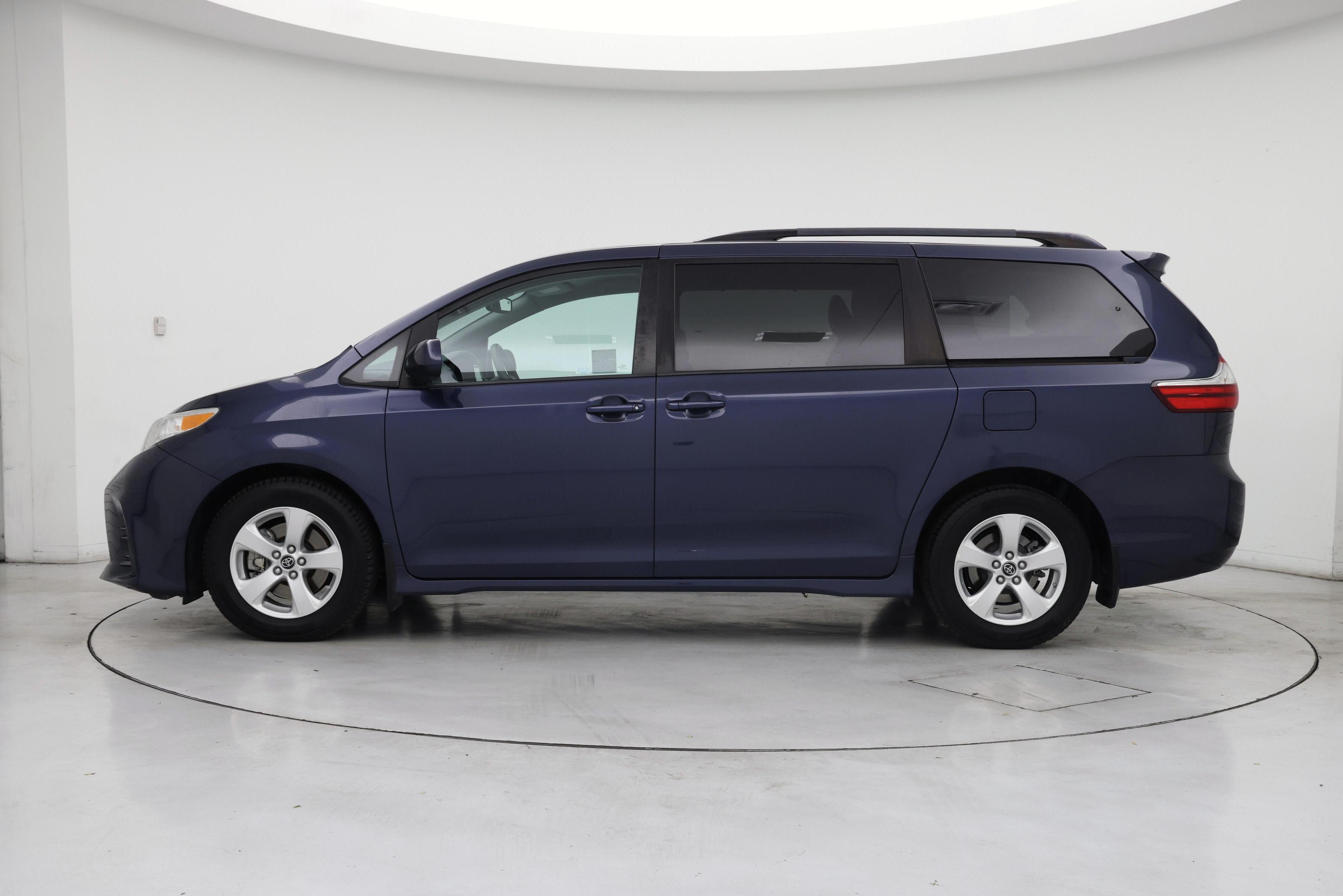 Thumbnail: 2018 Toyota Sienna - 3