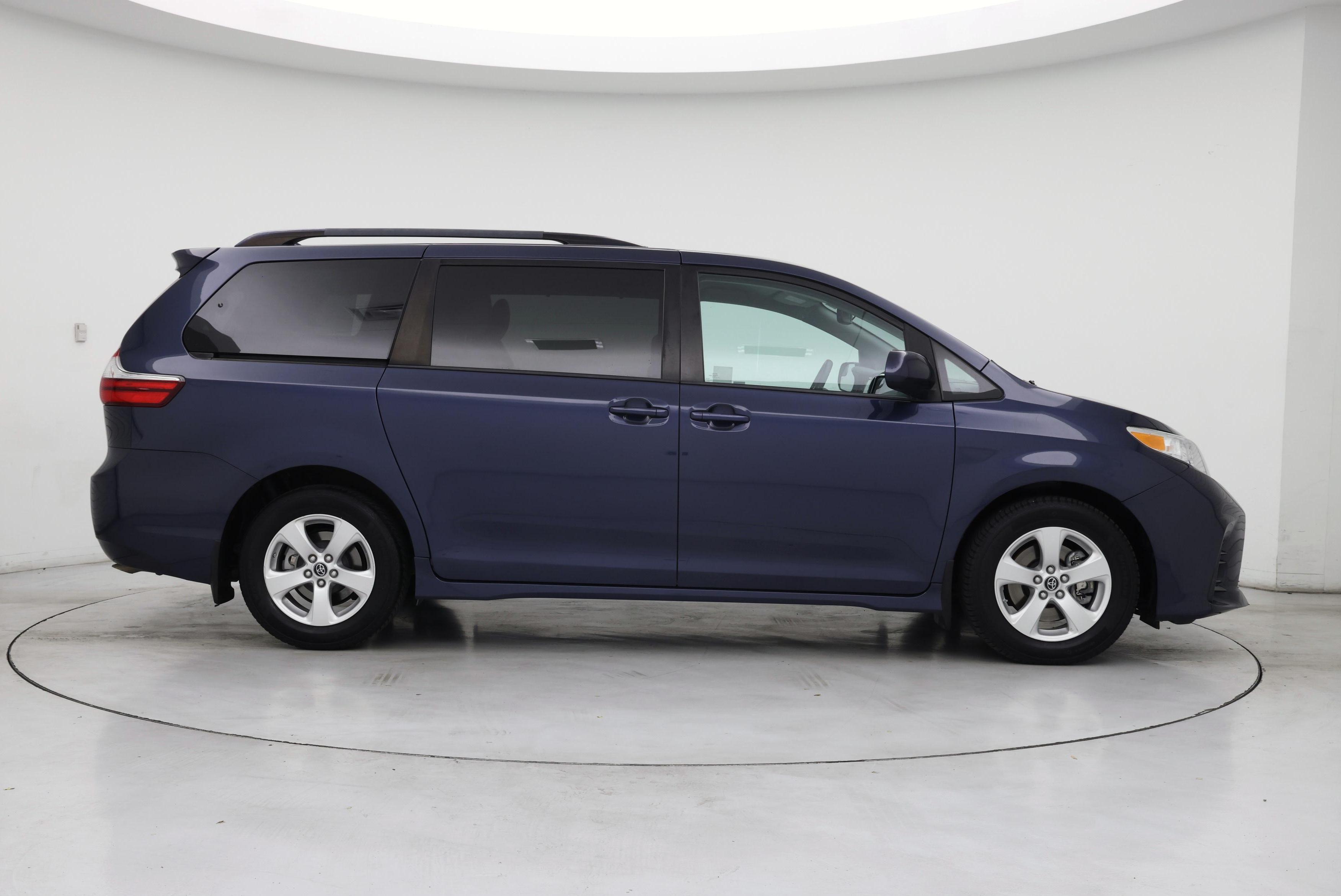 Thumbnail: 2018 Toyota Sienna - 7