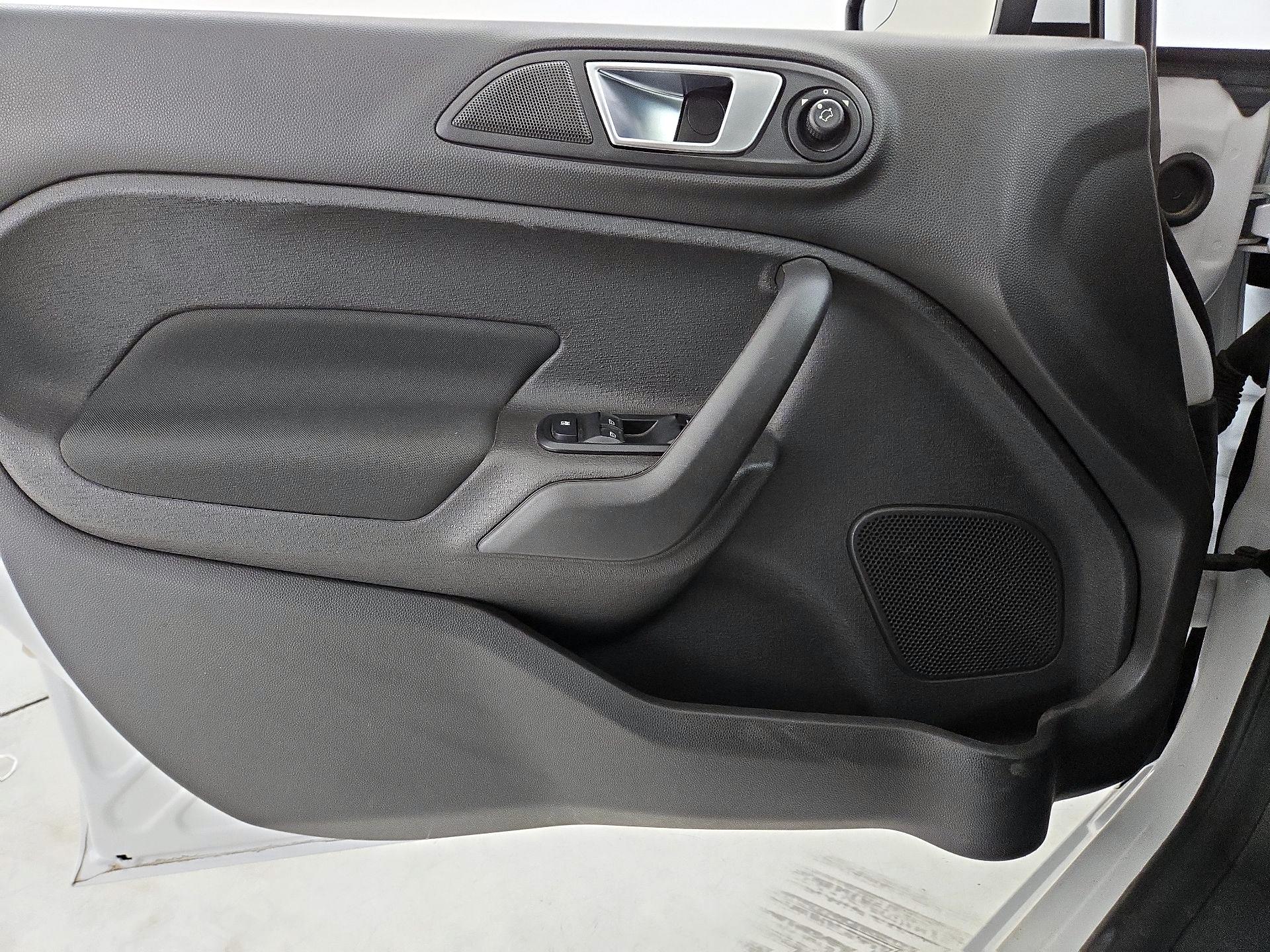 Thumbnail: 2016 Ford Fiesta - 12