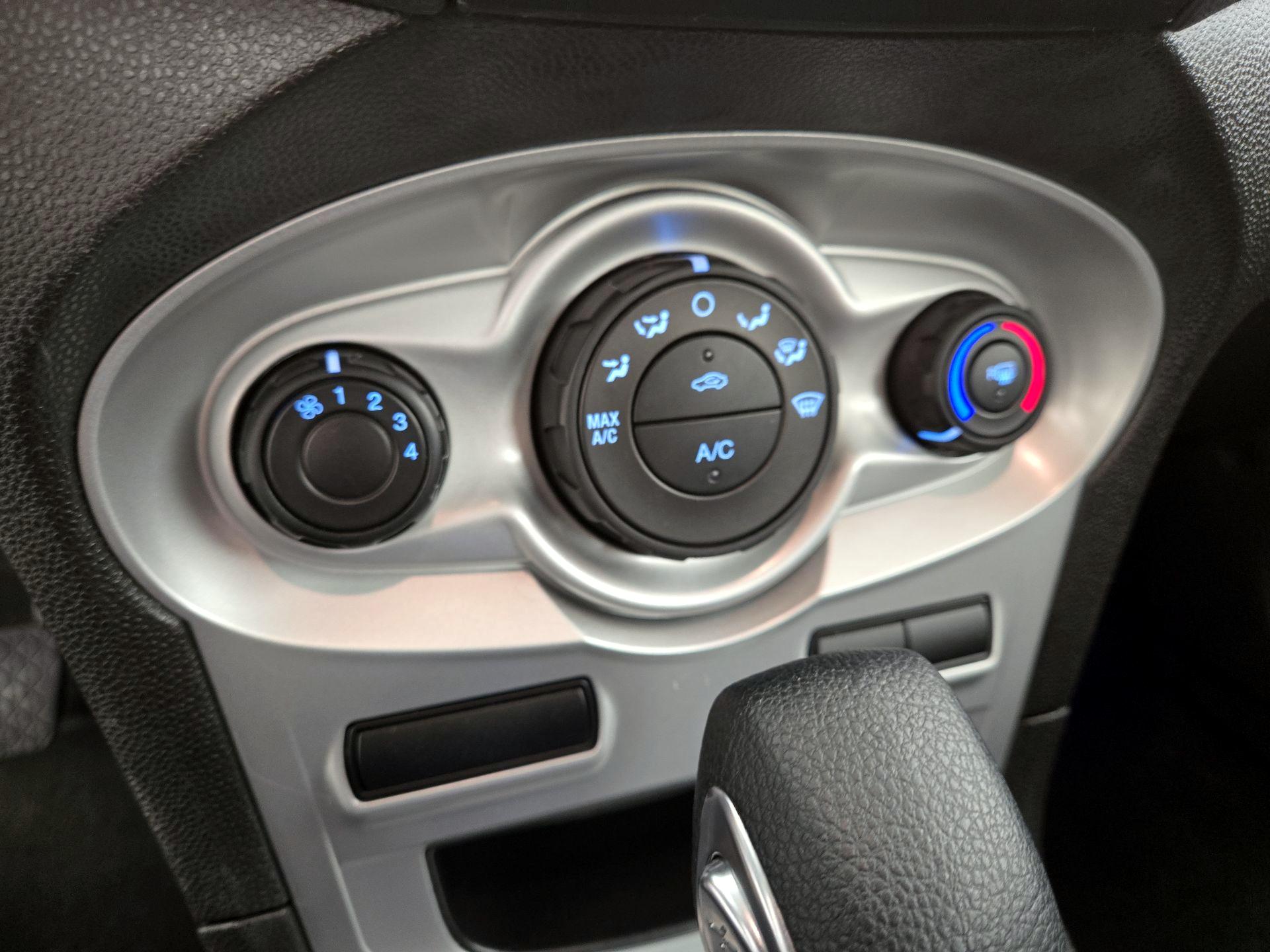 Thumbnail: 2016 Ford Fiesta - 15