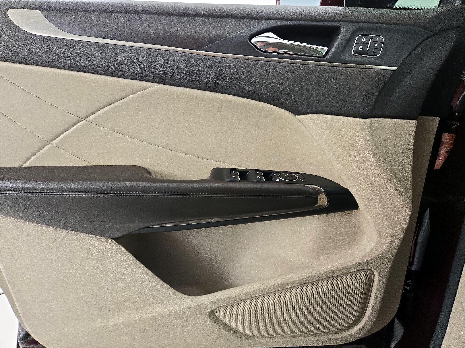 Thumbnail: 2017 Lincoln MKC - 12