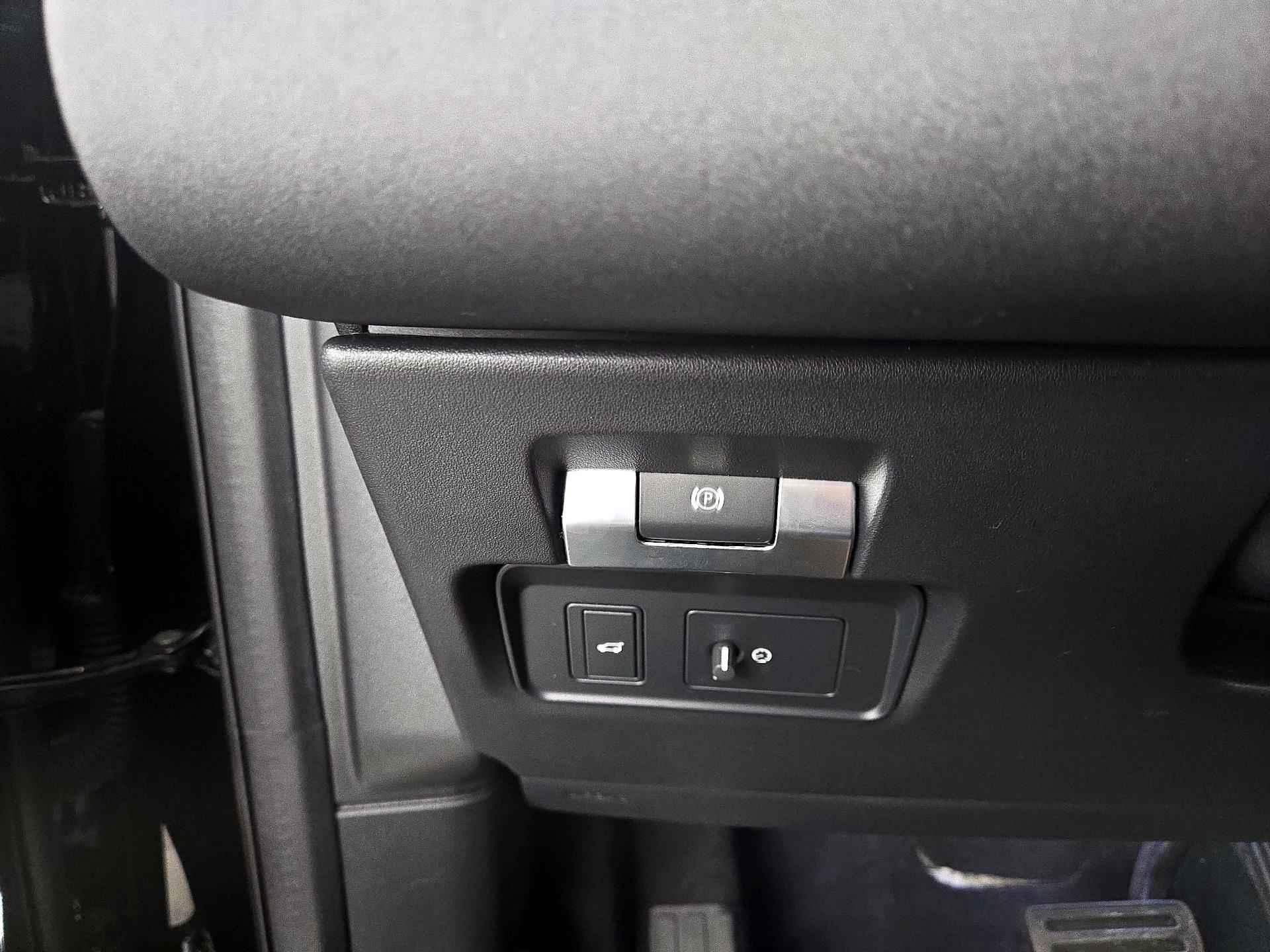 Thumbnail: 2023 Land Rover Discovery Sport - 13