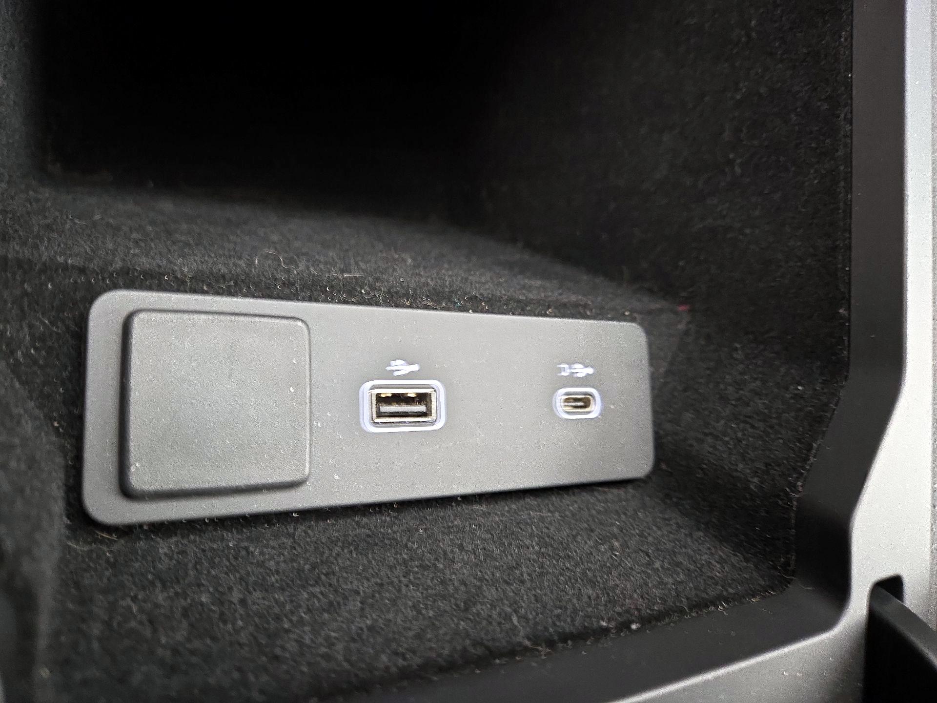 Thumbnail: 2023 Land Rover Discovery Sport - 19